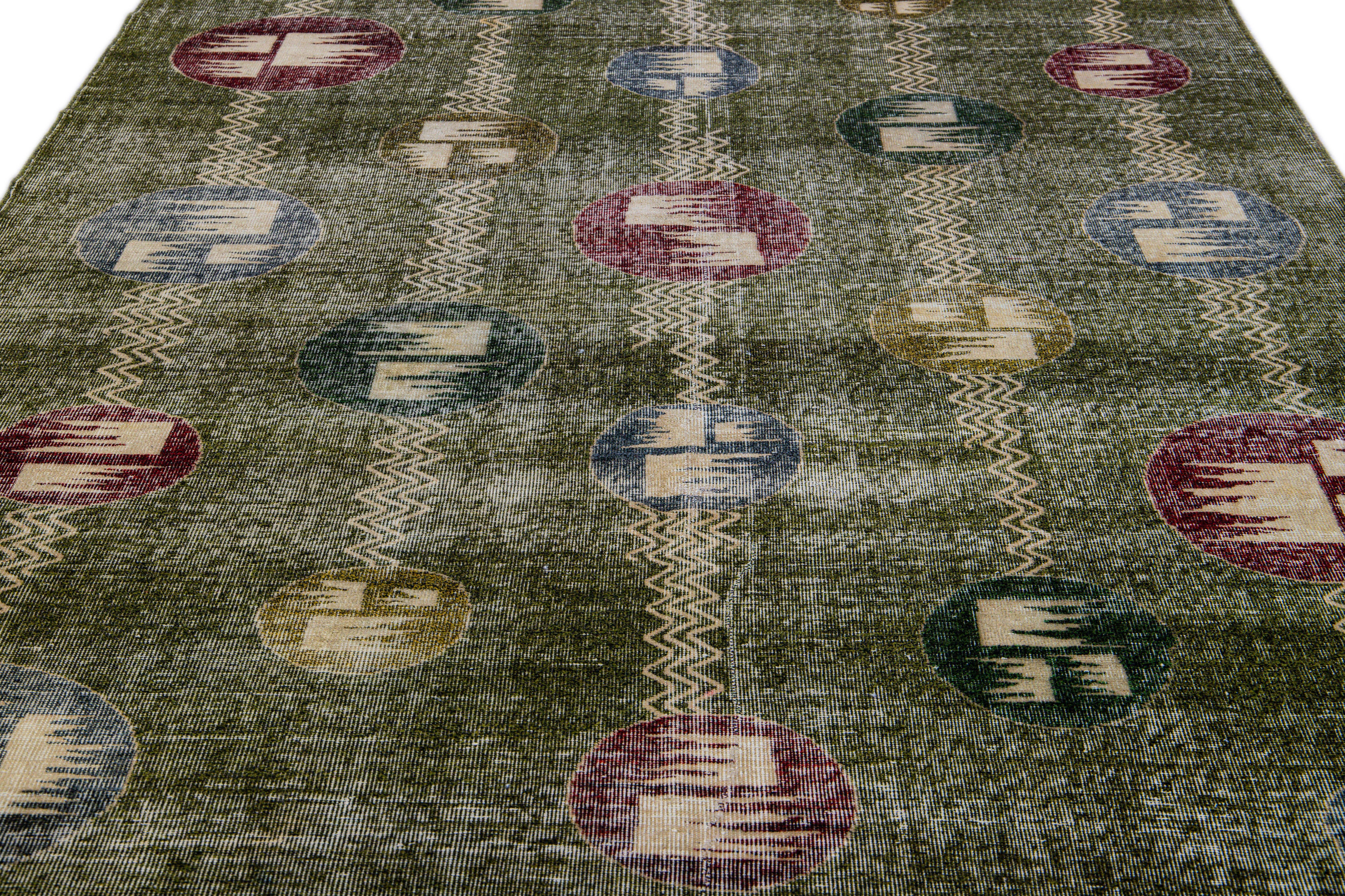 Türkischer Deko-Teppich aus grüner Wolle mit geometrischem Muster, handgefertigt (Moderne der Mitte des Jahrhunderts) im Angebot