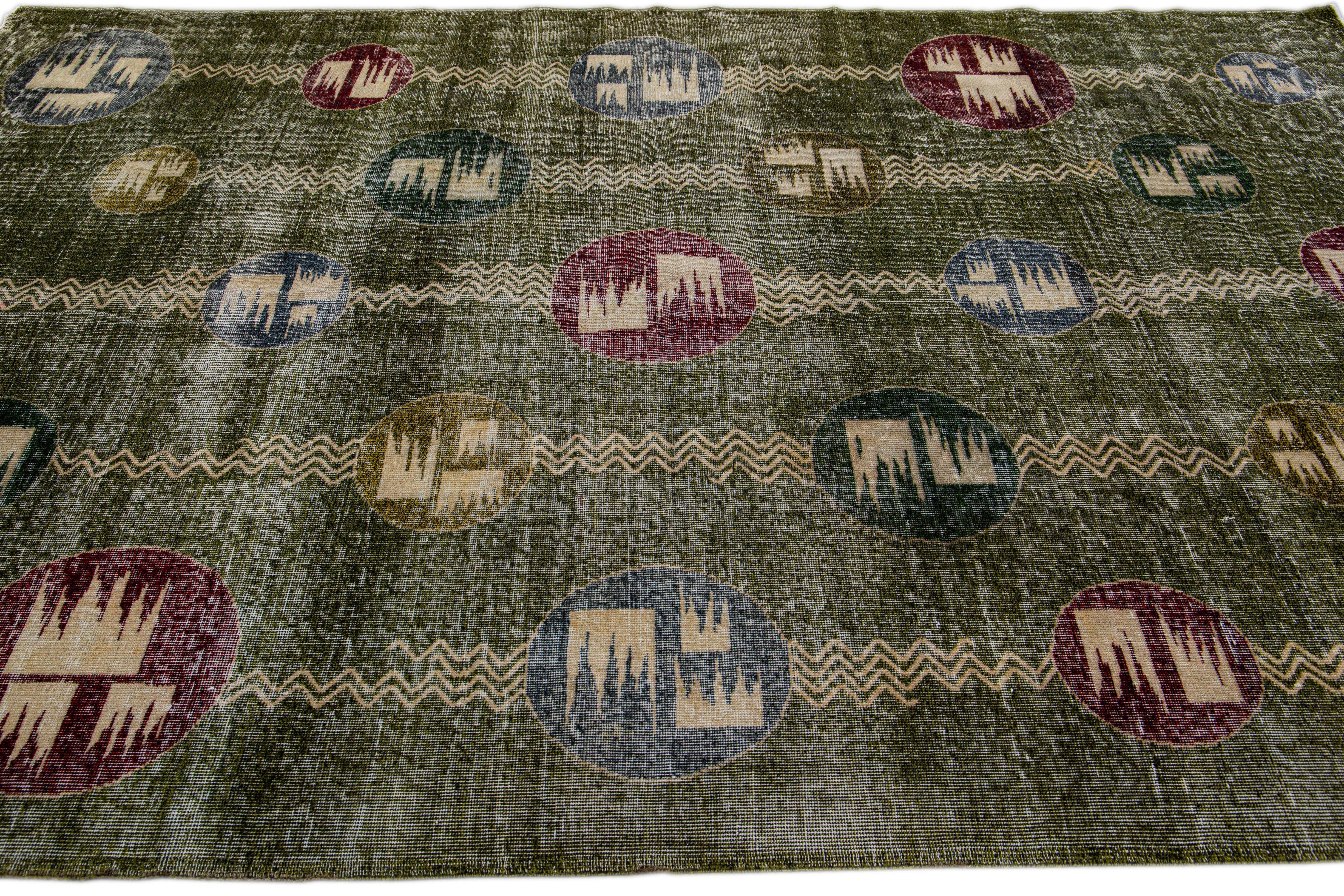 Türkischer Deko-Teppich aus grüner Wolle mit geometrischem Muster, handgefertigt, Vintage im Zustand „Starke Gebrauchsspuren“ im Angebot in Norwalk, CT