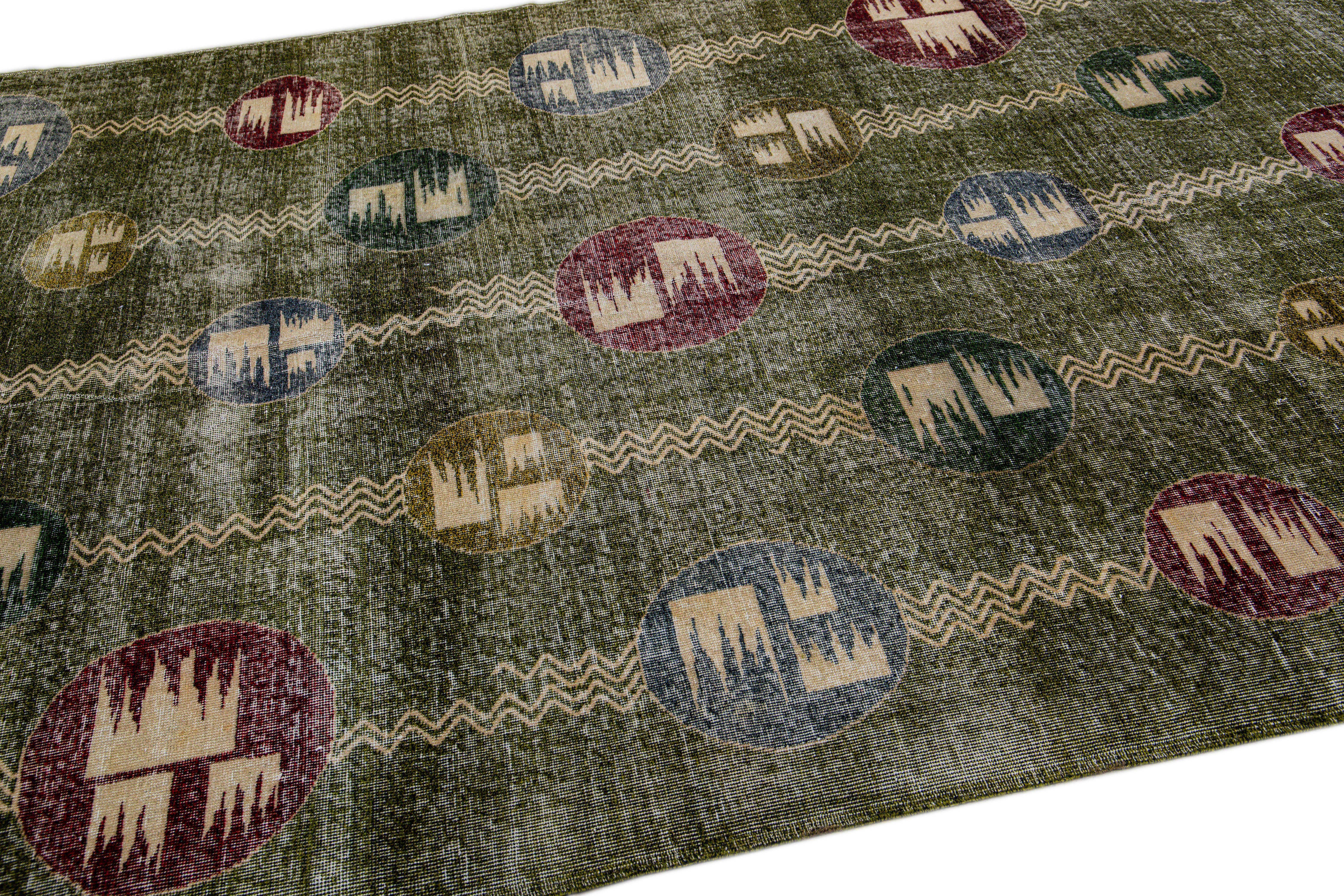 Türkischer Deko-Teppich aus grüner Wolle mit geometrischem Muster, handgefertigt (20. Jahrhundert) im Angebot
