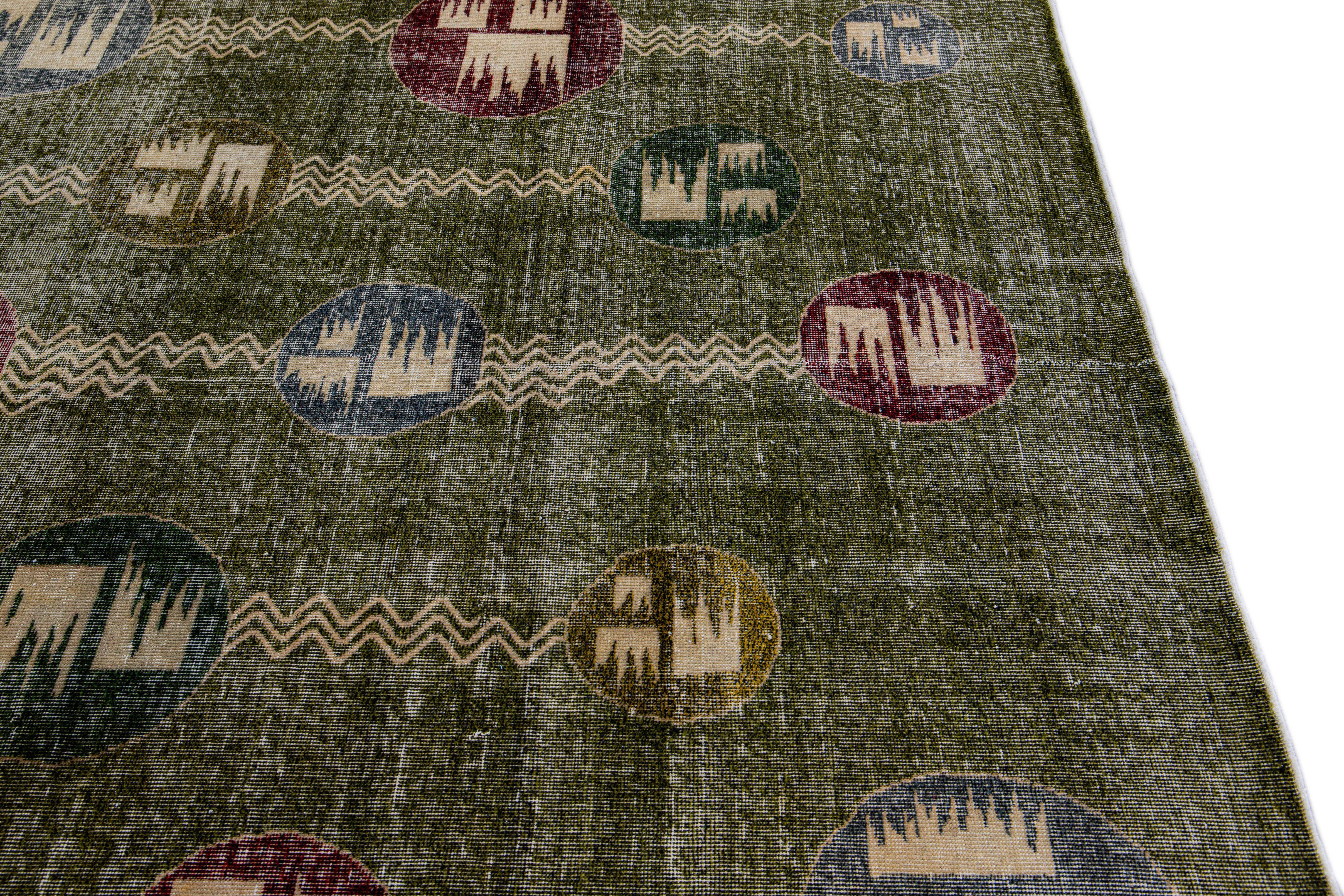 Türkischer Deko-Teppich aus grüner Wolle mit geometrischem Muster, handgefertigt im Angebot 1
