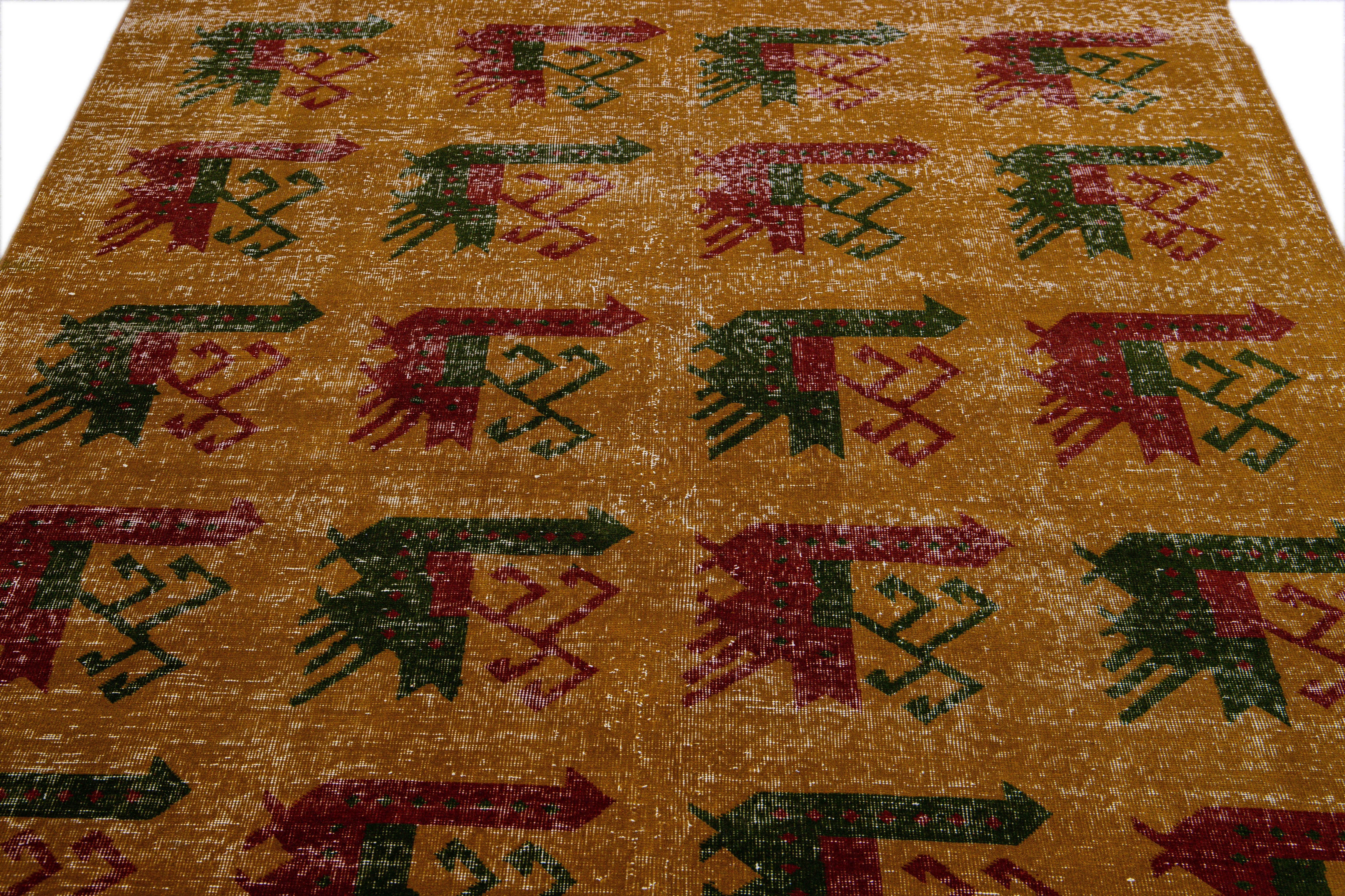 Türkischer Deko-Teppich aus handgefertigter goldbrauner Distressed-Woll im Vintage-Stil (Moderne der Mitte des Jahrhunderts) im Angebot