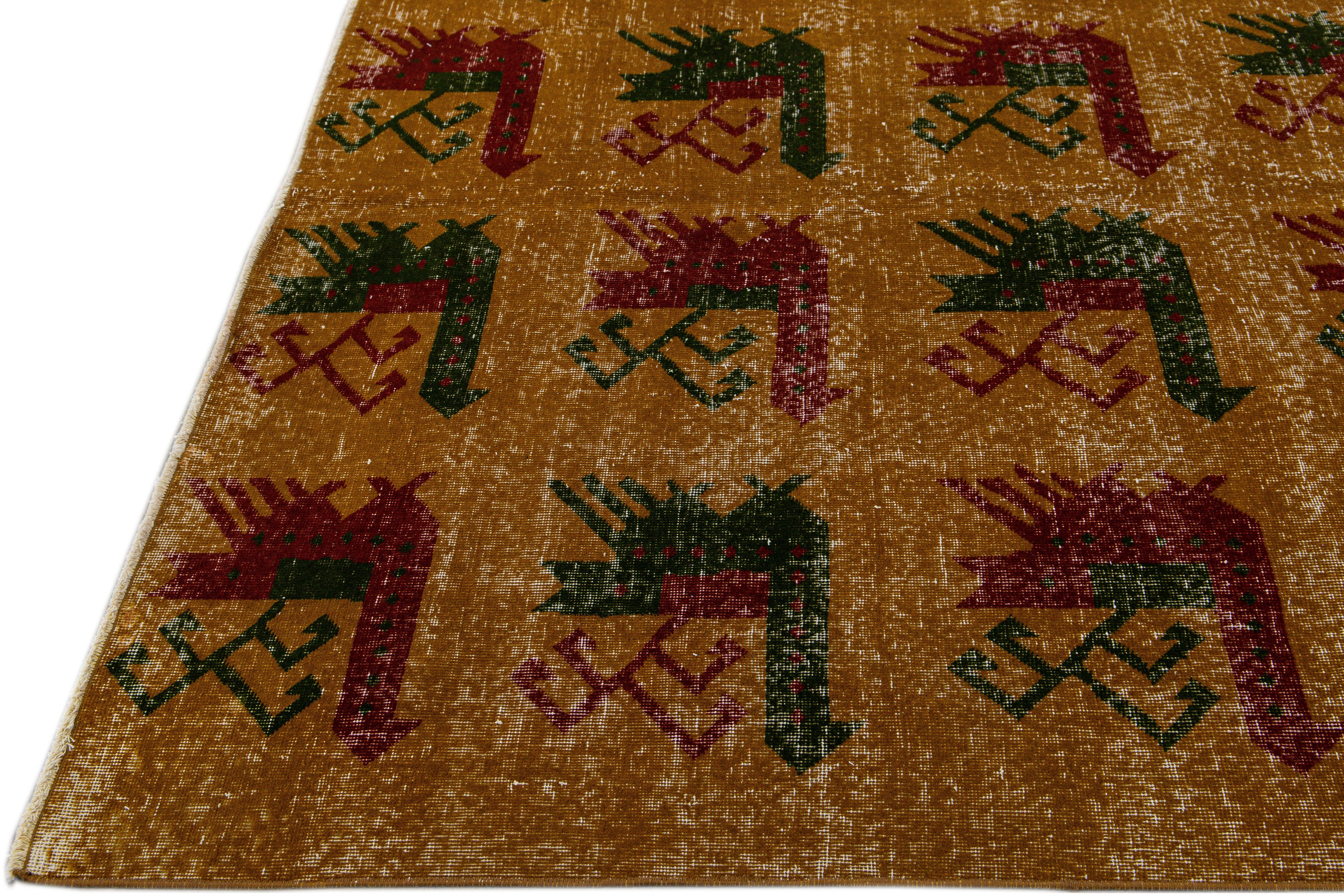 Türkischer Deko-Teppich aus handgefertigter goldbrauner Distressed-Woll im Vintage-Stil (Asiatisch) im Angebot