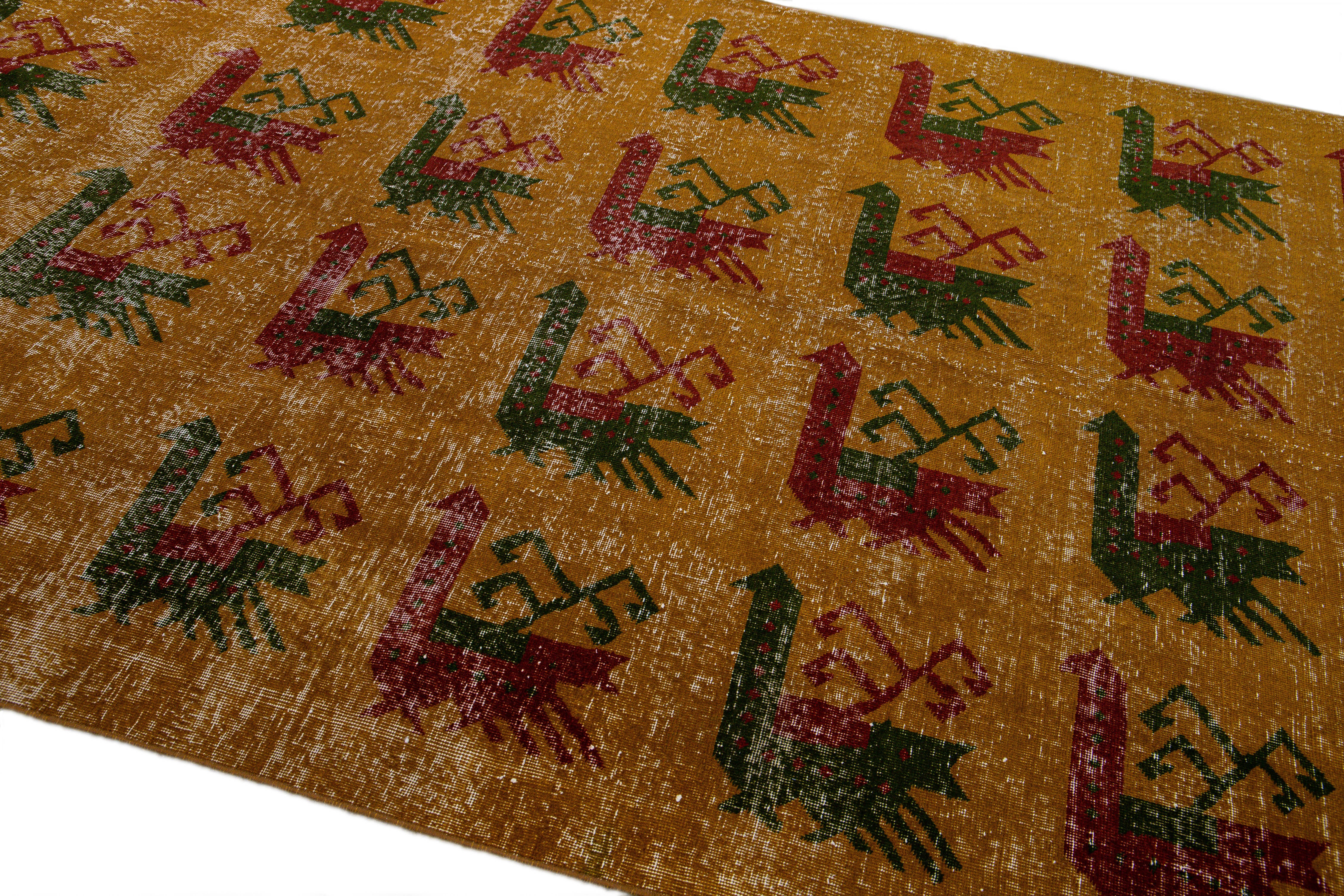 Türkischer Deko-Teppich aus handgefertigter goldbrauner Distressed-Woll im Vintage-Stil (20. Jahrhundert) im Angebot