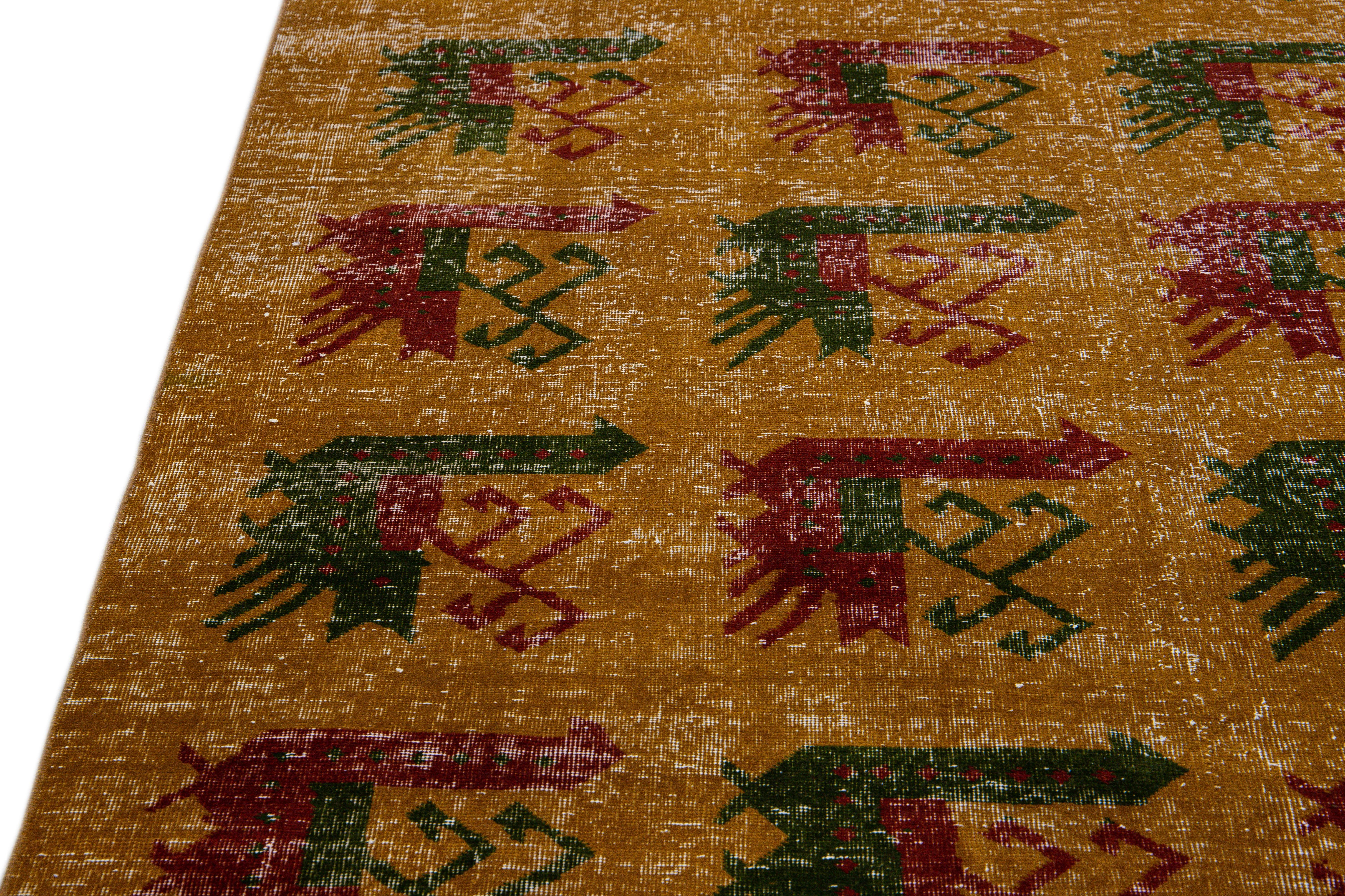 Türkischer Deko-Teppich aus handgefertigter goldbrauner Distressed-Woll im Vintage-Stil (Wolle) im Angebot