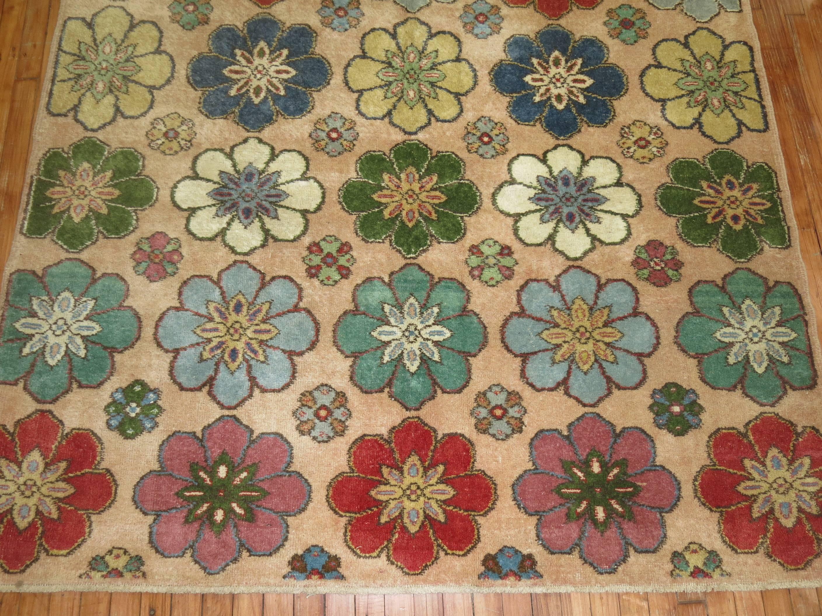Vintage Turkish deco rug from the mid-20th century.

Measures: 5'11'' x 10'5''.