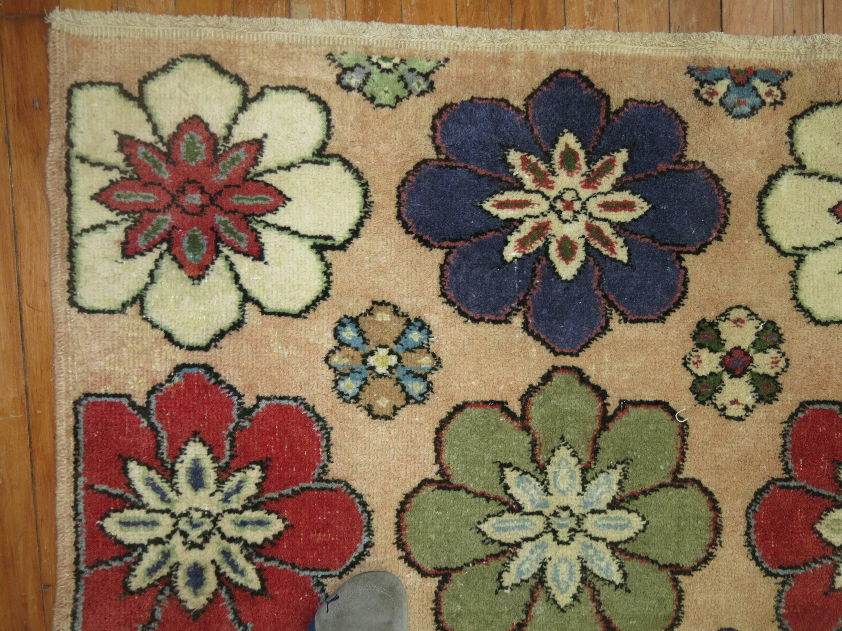 Vintage Turkish Deco Rug In Good Condition For Sale In New York, NY