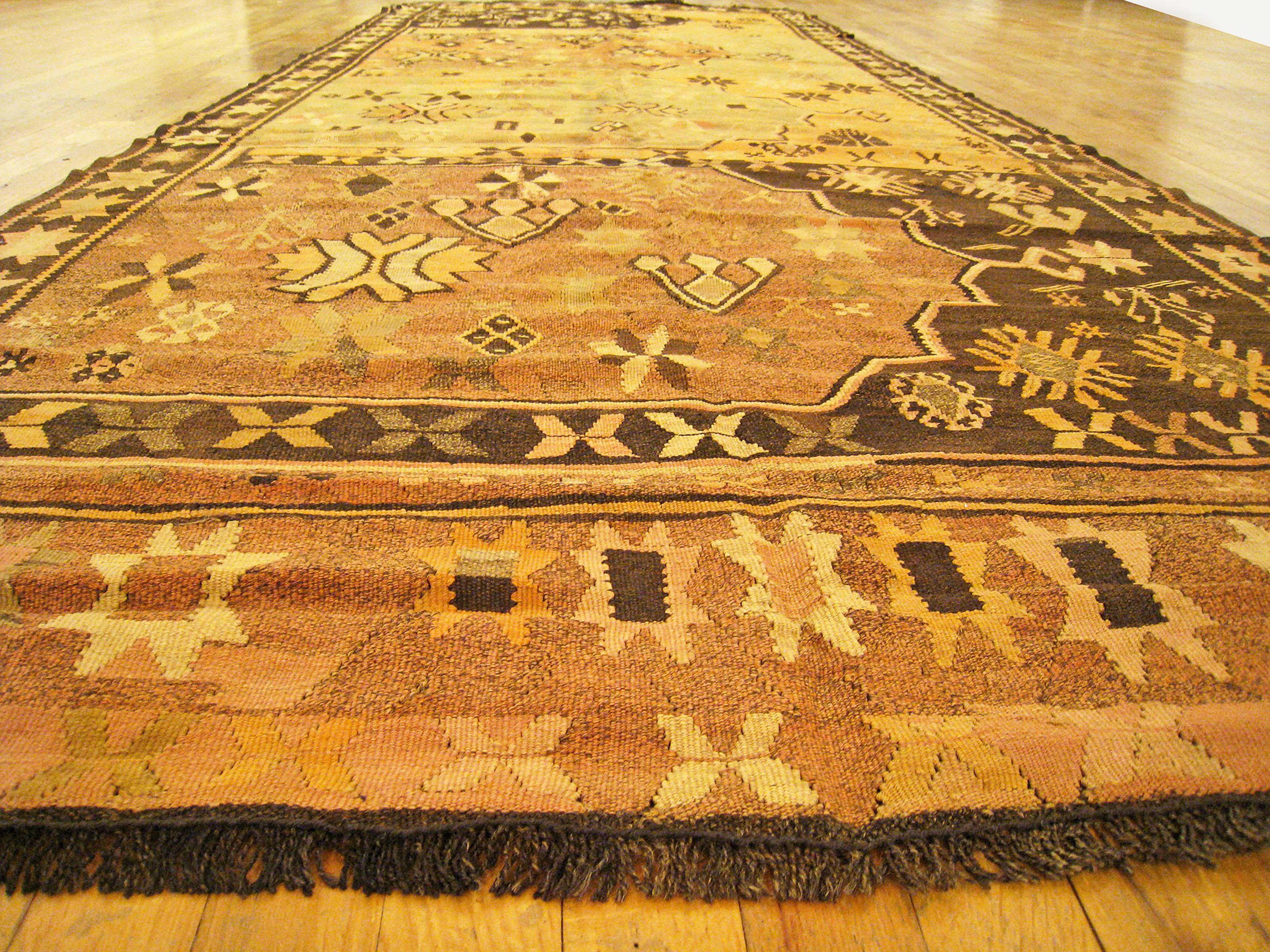 Türkischer dekorativer orientalischer Kelim-Teppich in Galeriegröße im Angebot 3