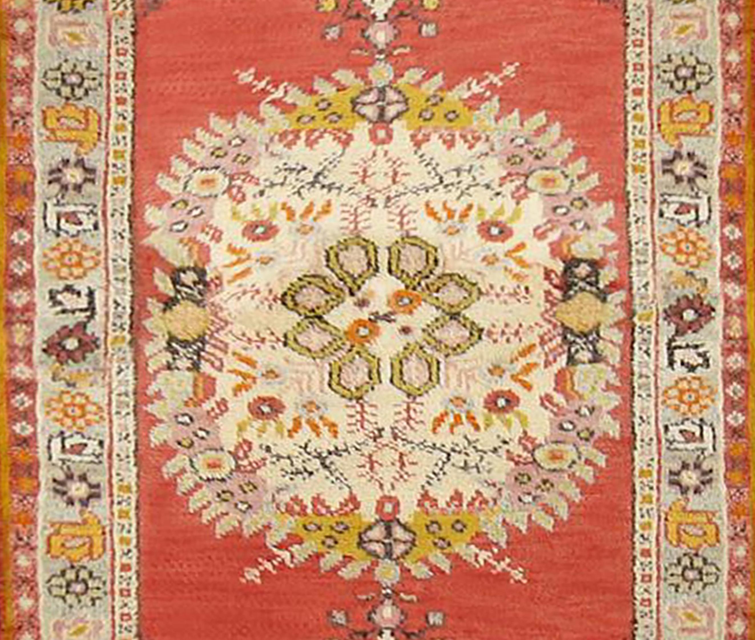 Türkischer dekorativer orientalischer Oushak-Teppich in Läufergröße  im Zustand „Gut“ im Angebot in New York, NY