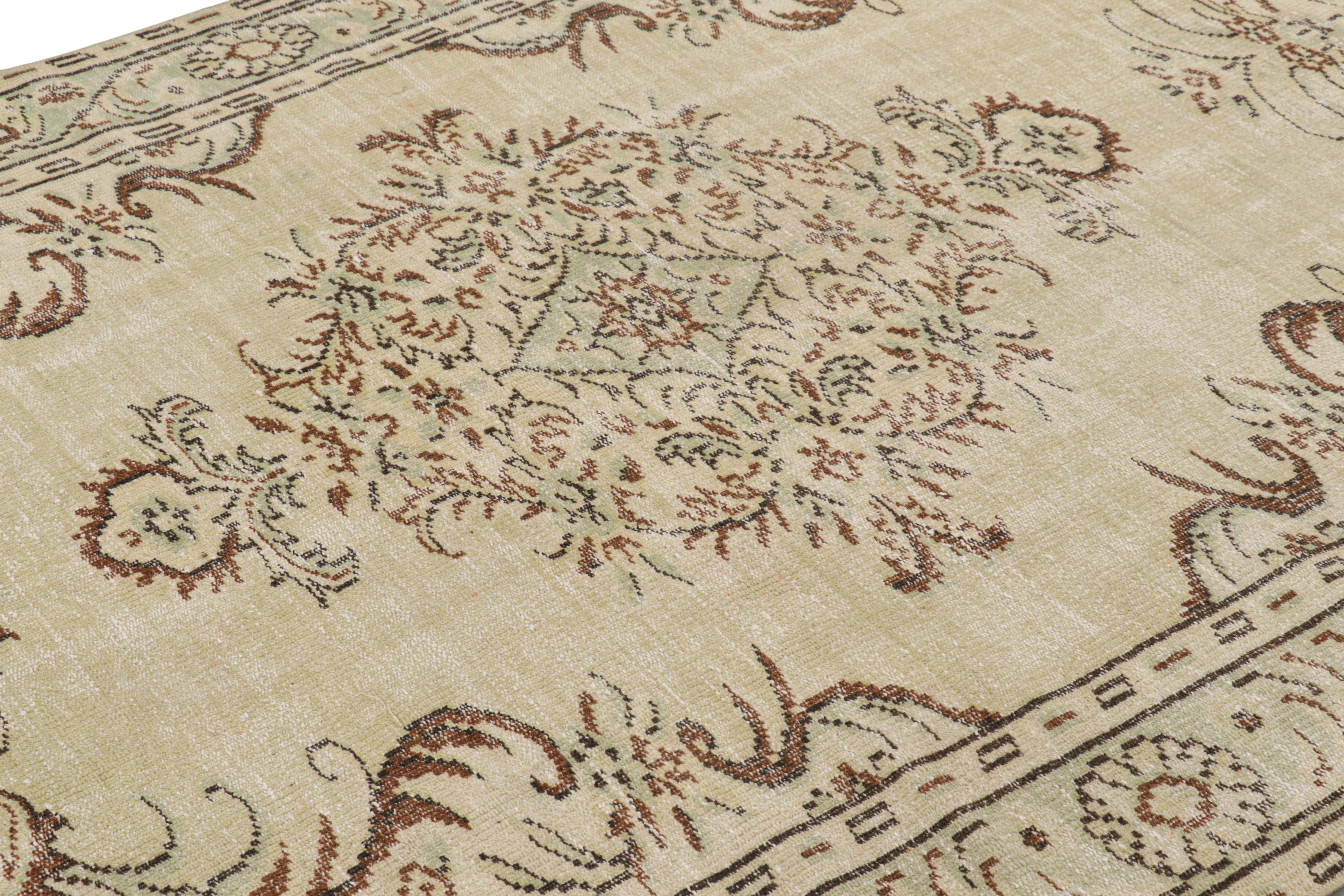 Annodato a mano in lana, questo tappeto turco vintage 5x8 fa parte di quella collezione di tappeti della metà del secolo scorso con lavaggi antichi che conferiscono loro un aspetto antico, quasi afflitto.  

Sul design: 

Da una nuova selezione di