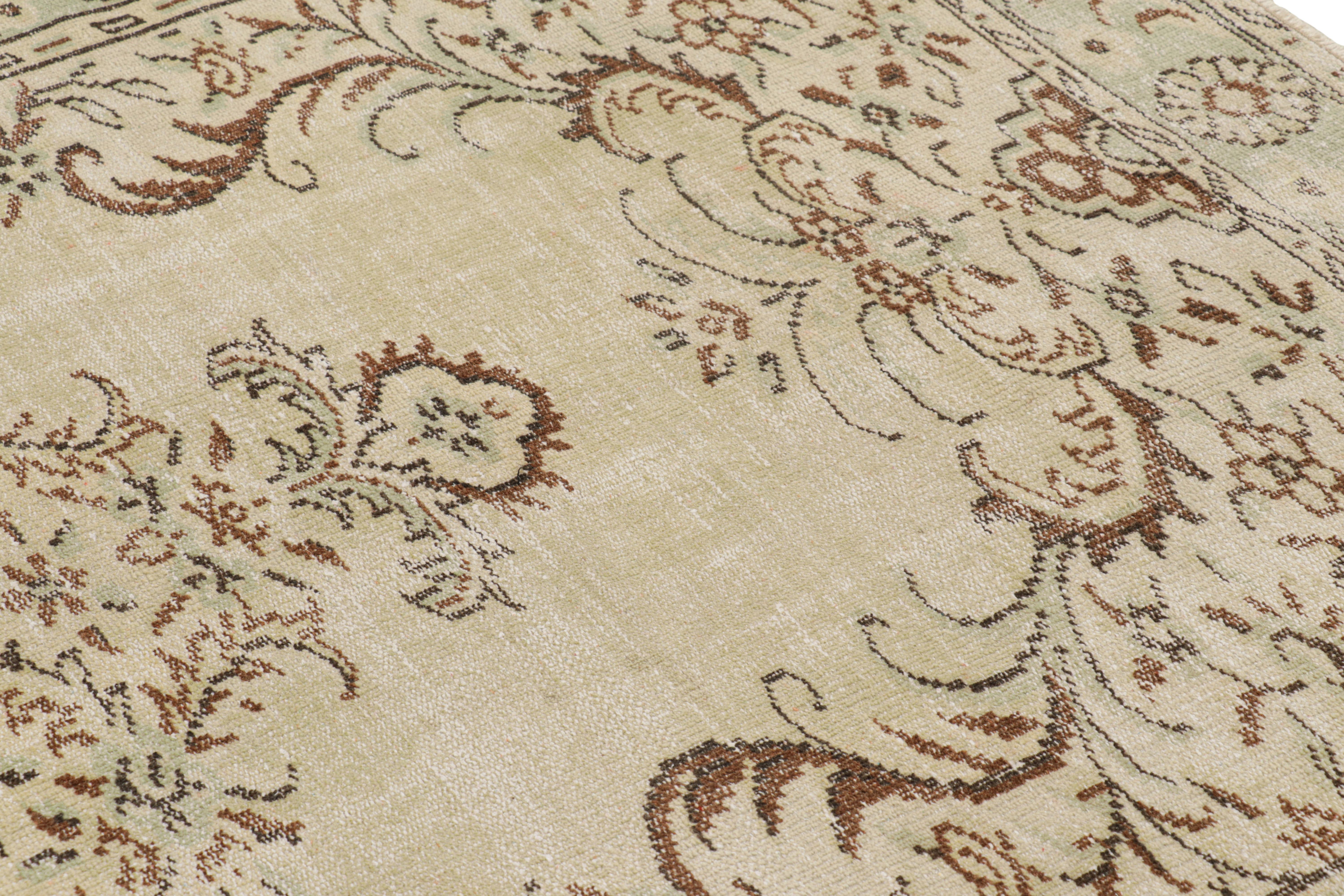 Türkischer Distressed-Teppich in Beige-Braun mit Medaillon, von Rug & Kilim (Handgeknüpft) im Angebot