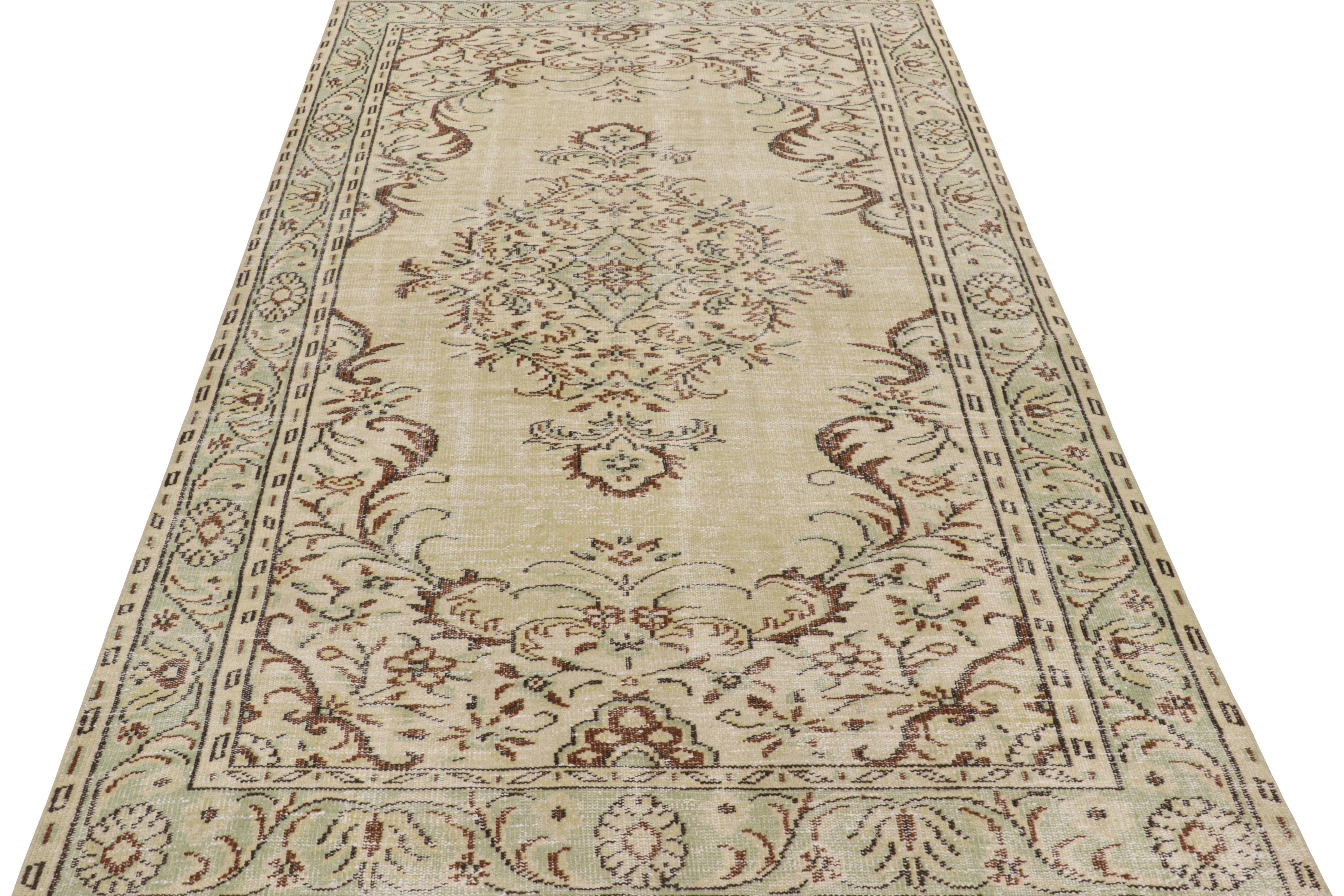 Türkischer Distressed-Teppich in Beige-Braun mit Medaillon, von Rug & Kilim im Zustand „Gut“ im Angebot in Long Island City, NY