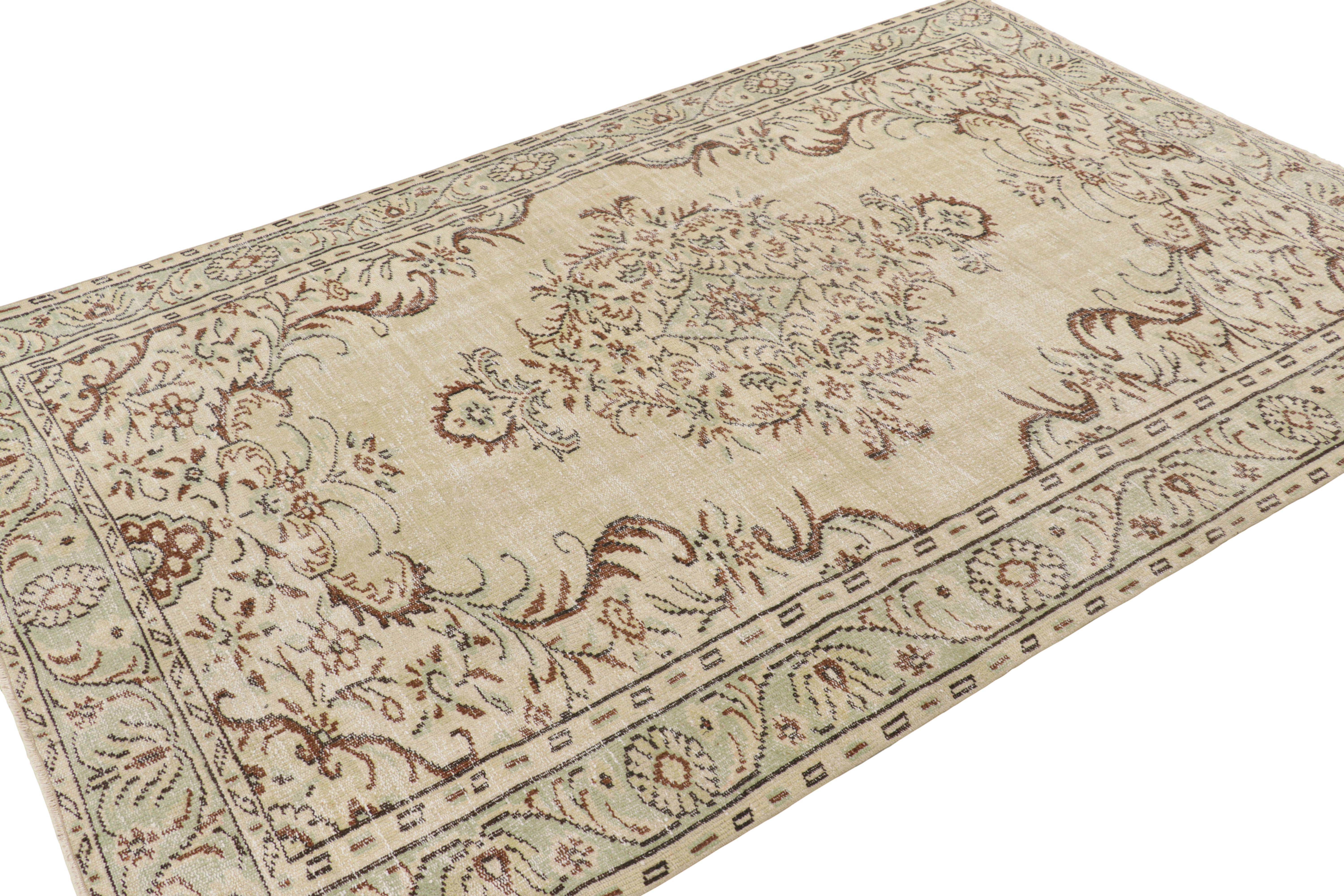Türkischer Distressed-Teppich in Beige-Braun mit Medaillon, von Rug & Kilim (Mitte des 20. Jahrhunderts) im Angebot