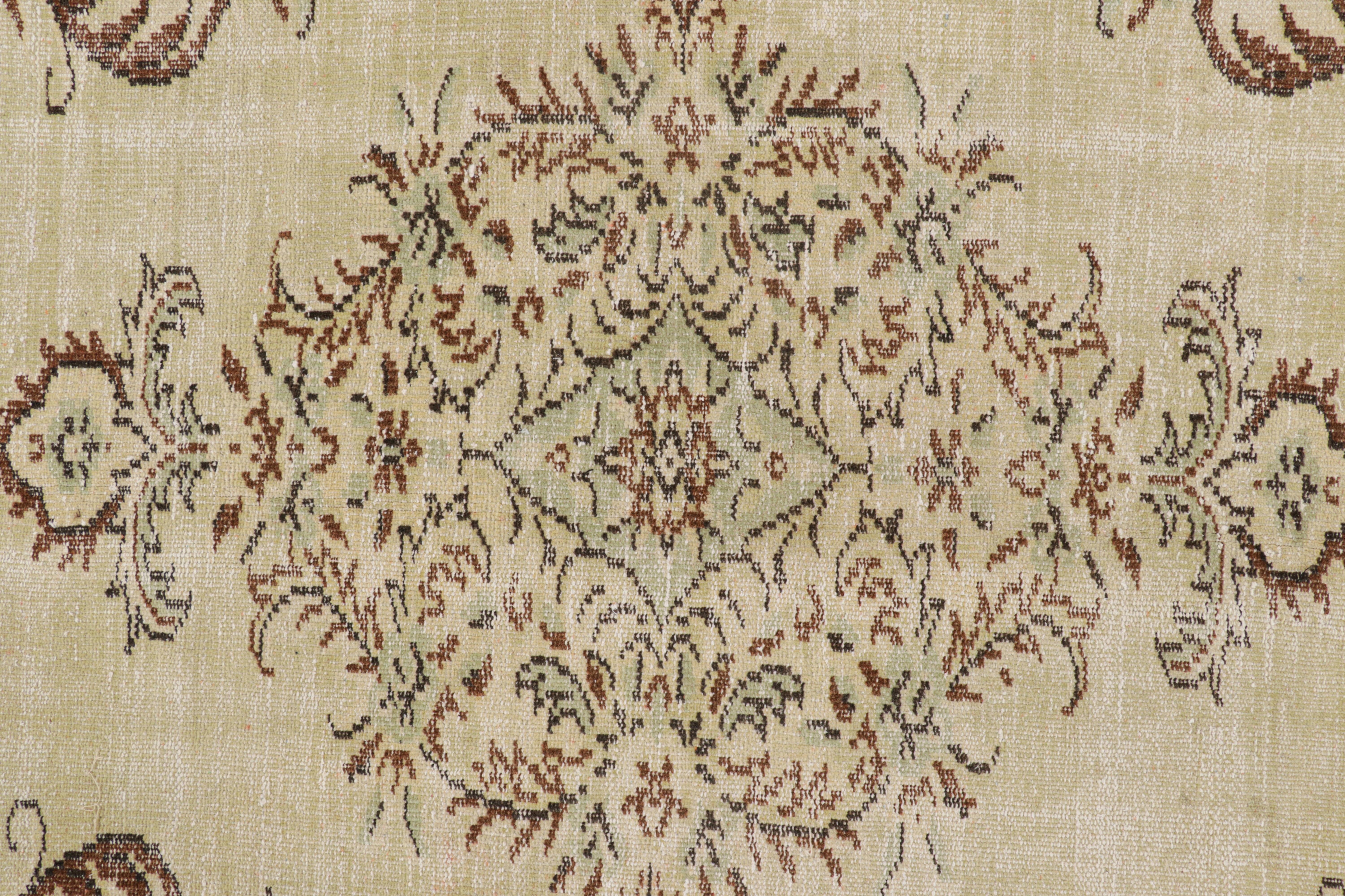 Türkischer Distressed-Teppich in Beige-Braun mit Medaillon, von Rug & Kilim (Wolle) im Angebot