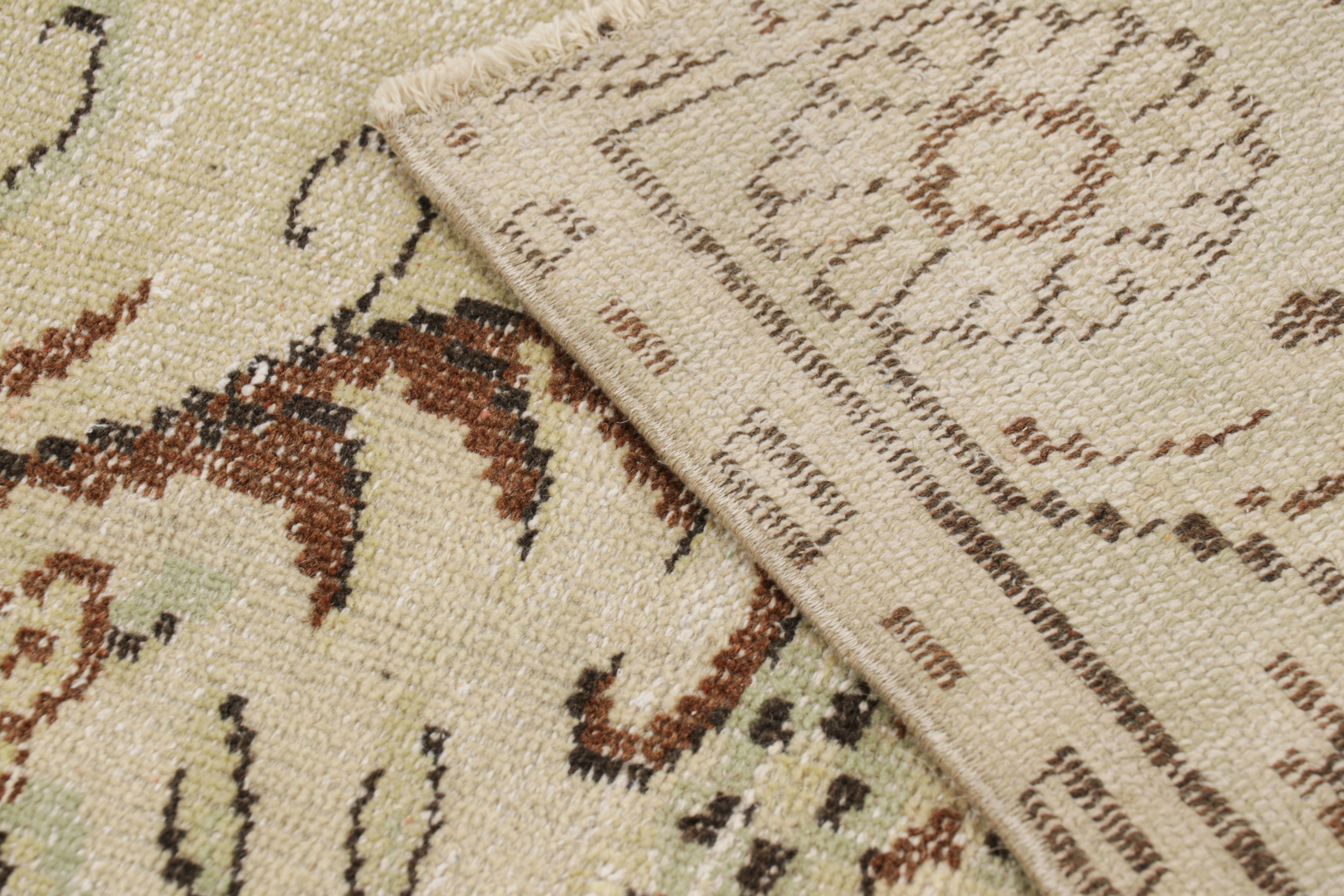 Türkischer Distressed-Teppich in Beige-Braun mit Medaillon, von Rug & Kilim im Angebot 1