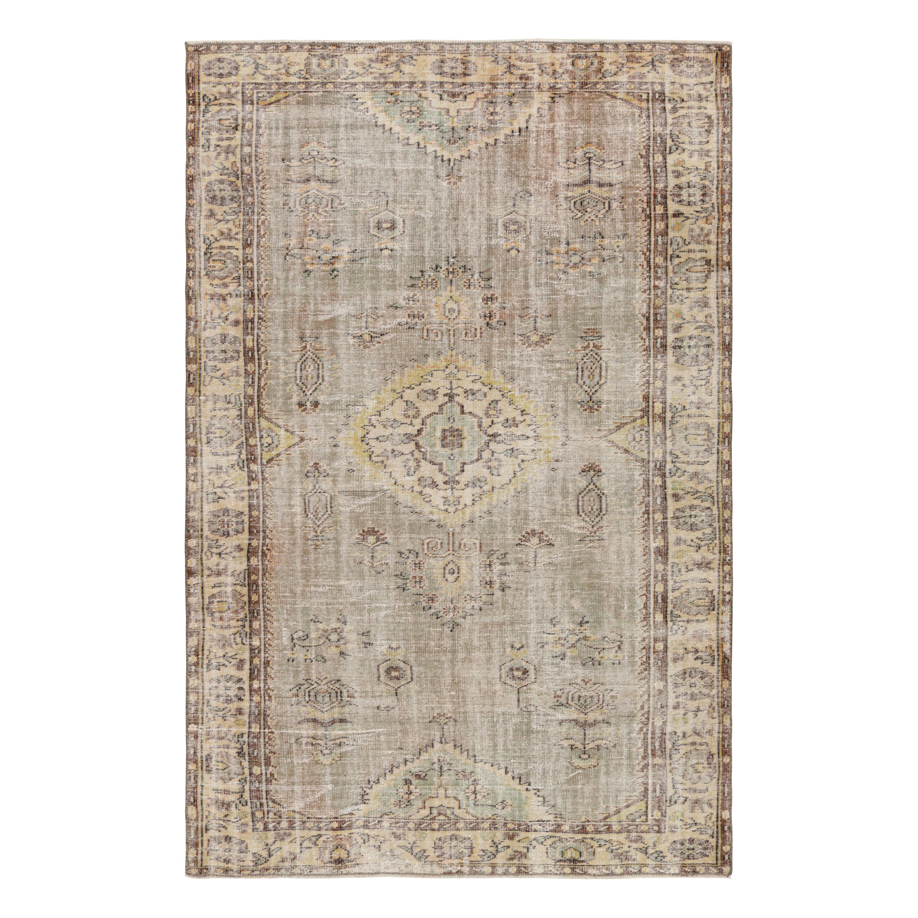 Türkischer Distressed-Teppich in Beige-Braun mit Medaillon, von Rug & Kilim