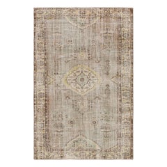 Tapis turc vintage vieilli en beige-brun avec médaillon, de Rug & Kilim