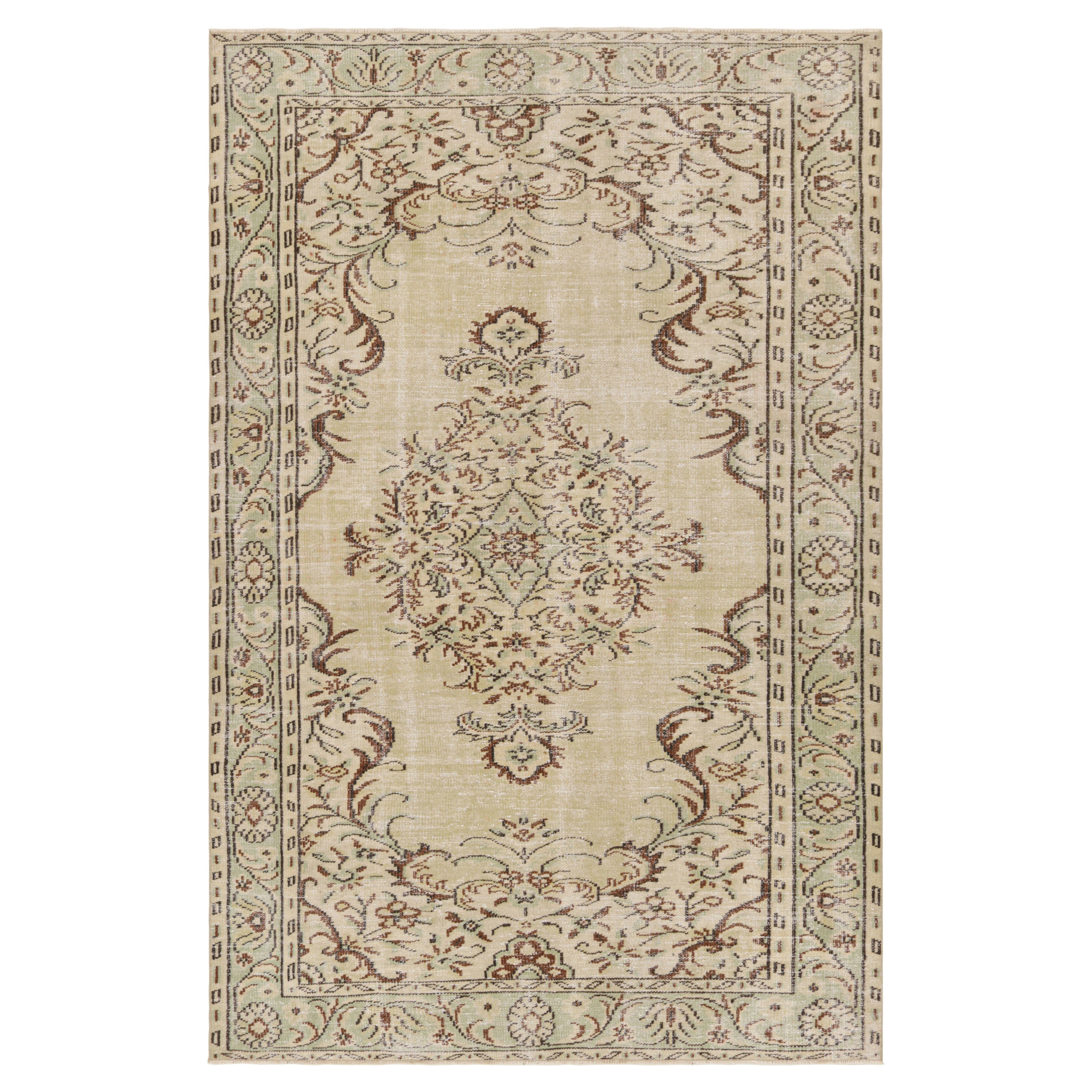 Türkischer Distressed-Teppich in Beige-Braun mit Medaillon, von Rug & Kilim