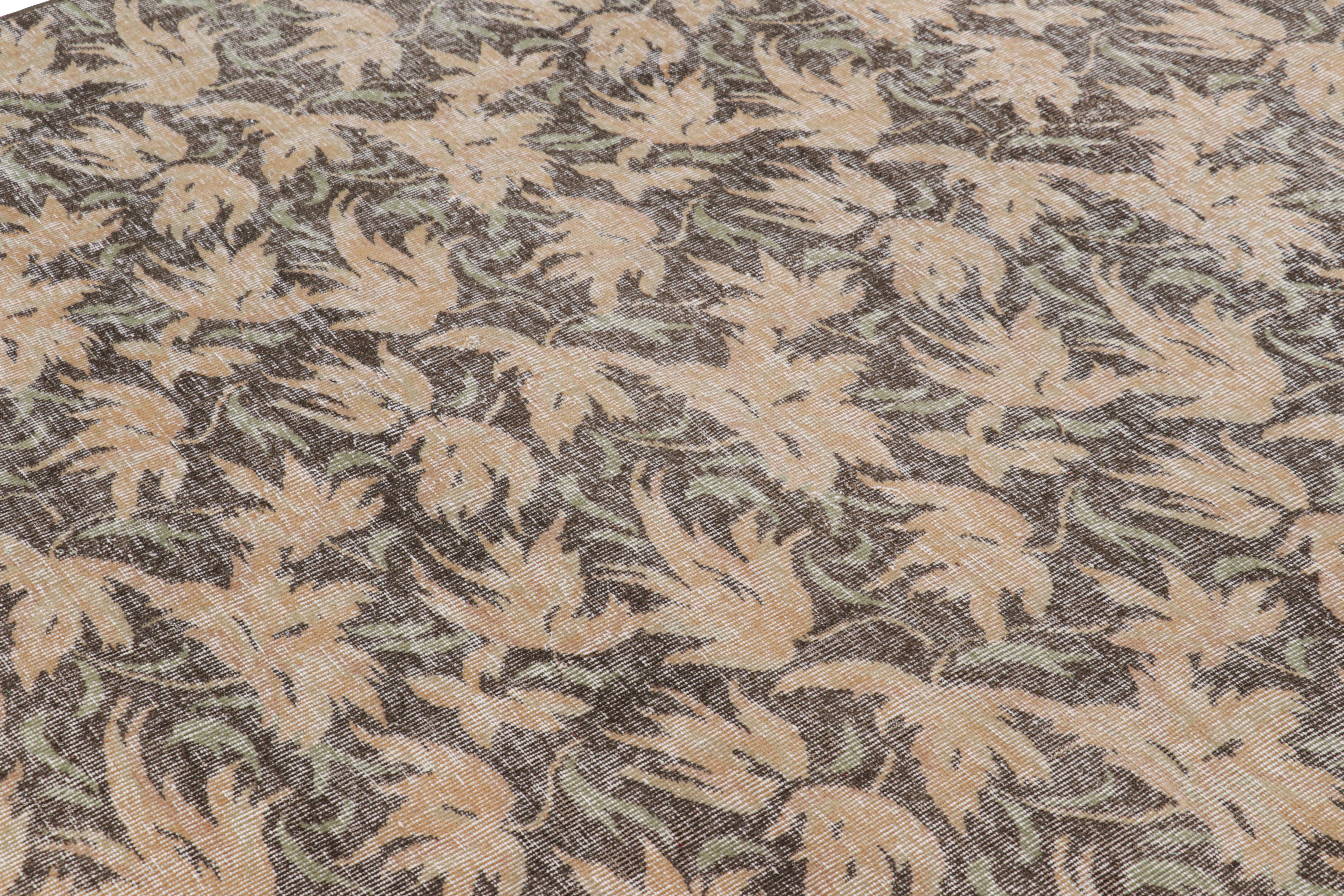 Annodato a mano in lana, questo tappeto vintage 6x9 proveniente dalla Turchia, intorno al 1960-1970, è un pezzo molto speciale, caratterizzato da un design classico di metà secolo, leggero e rinfrescante, che crediamo provenga dal designer turco