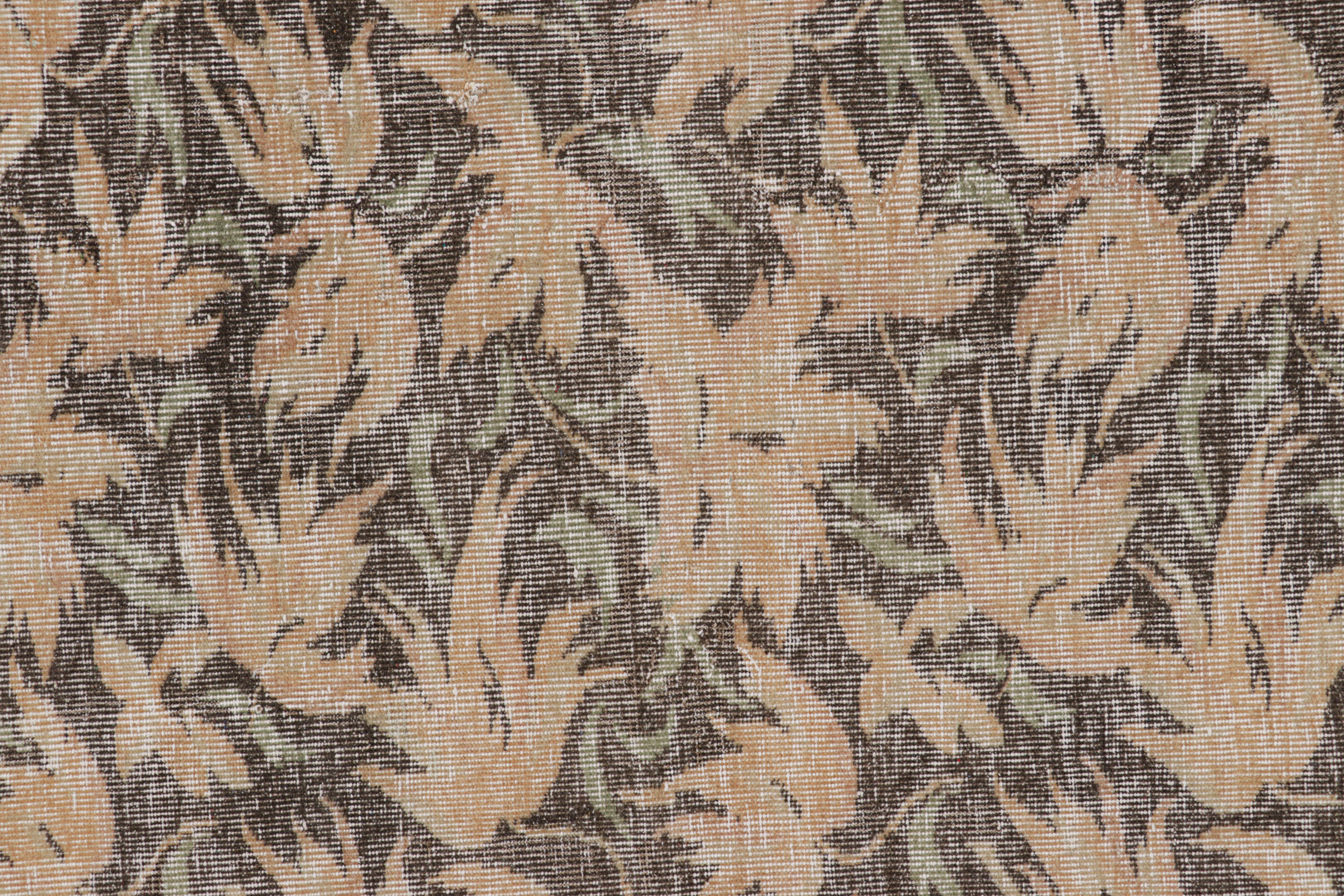 Turco Tappeto turco vintage con motivi floreali in marrone, da Rug & Kilim in vendita