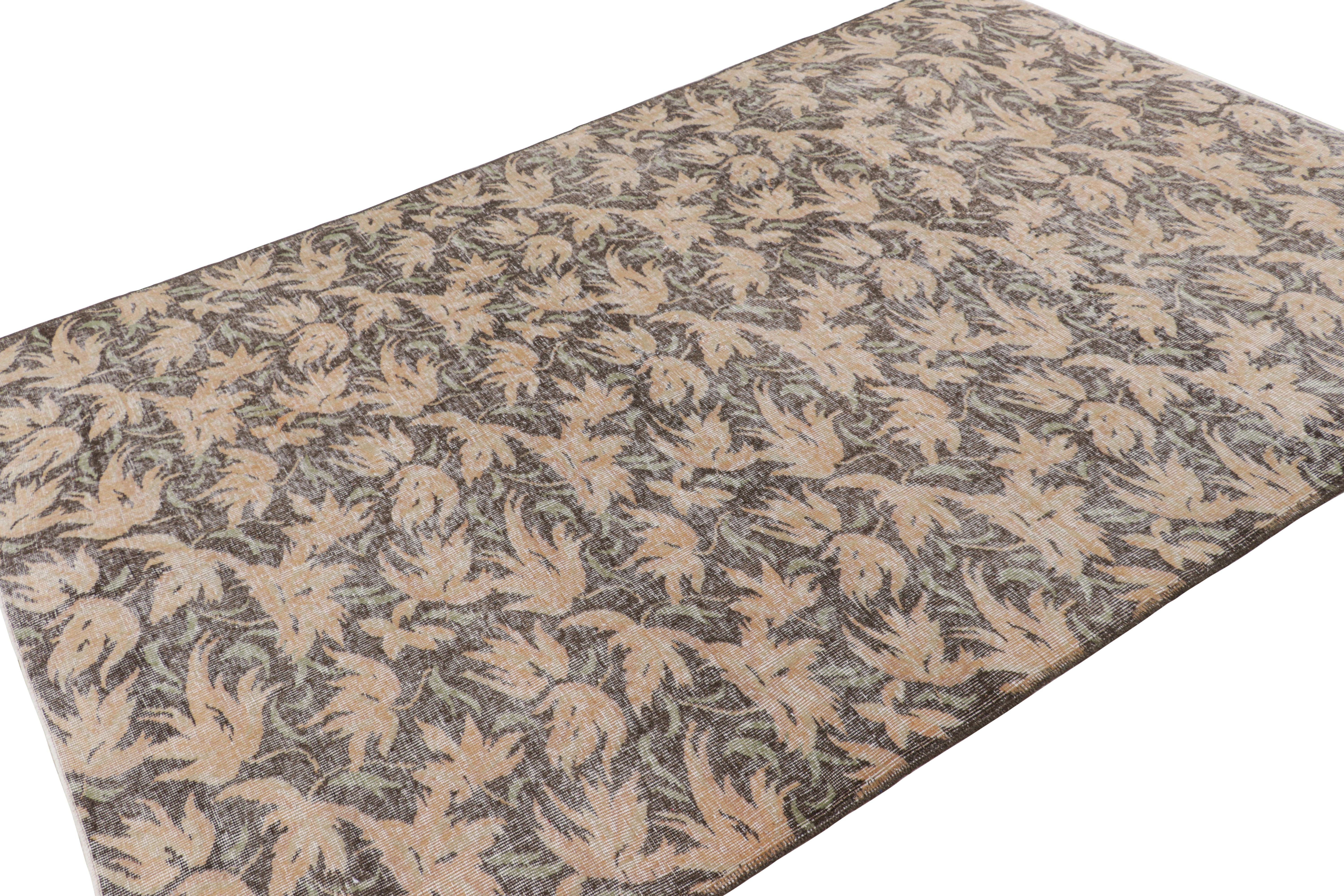 Annodato a mano Tappeto turco vintage con motivi floreali in marrone, da Rug & Kilim in vendita