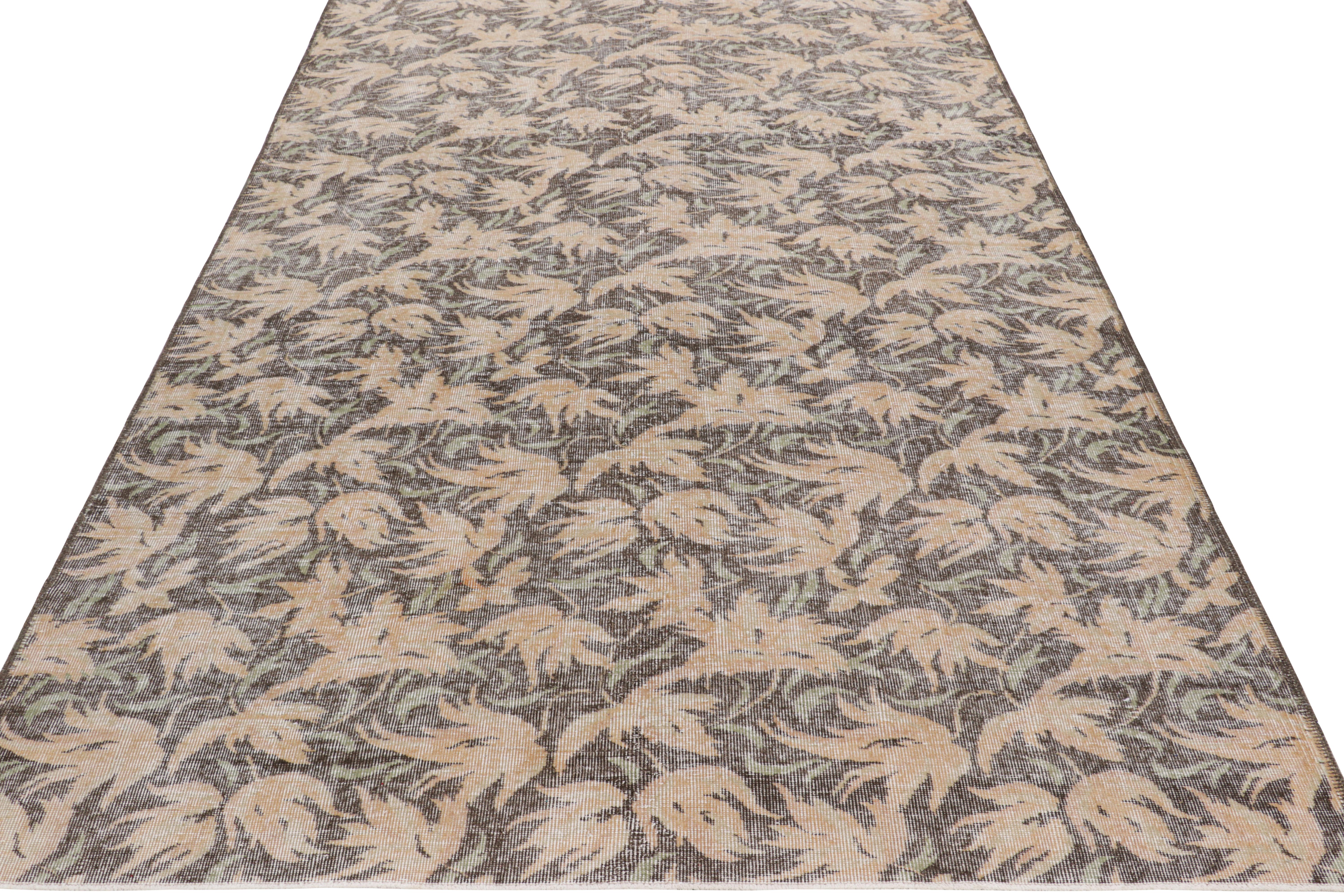 Tappeto turco vintage con motivi floreali in marrone, da Rug & Kilim In condizioni buone in vendita a Long Island City, NY