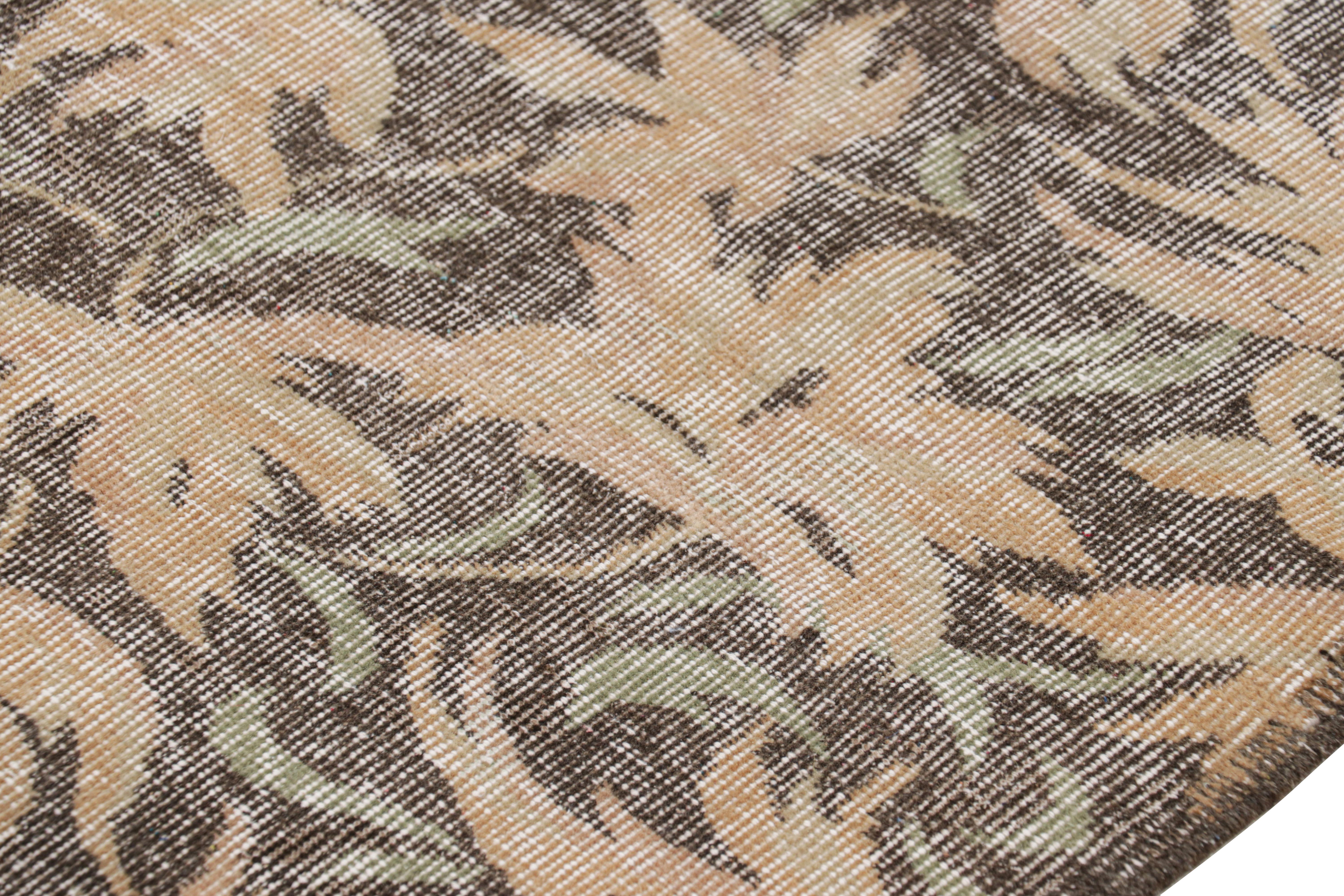 Metà XX secolo Tappeto turco vintage con motivi floreali in marrone, da Rug & Kilim in vendita