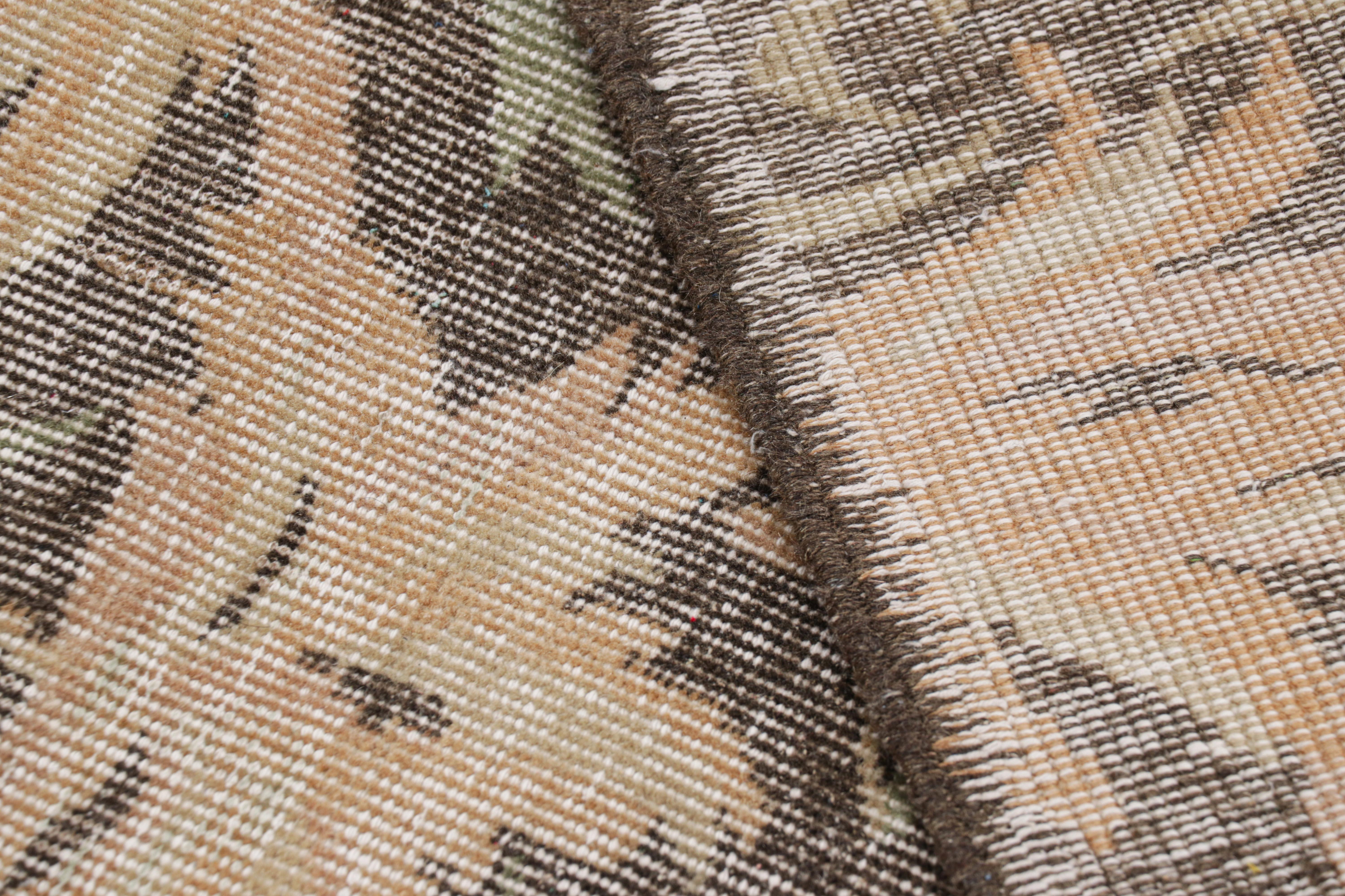 Lana Tappeto turco vintage con motivi floreali in marrone, da Rug & Kilim in vendita