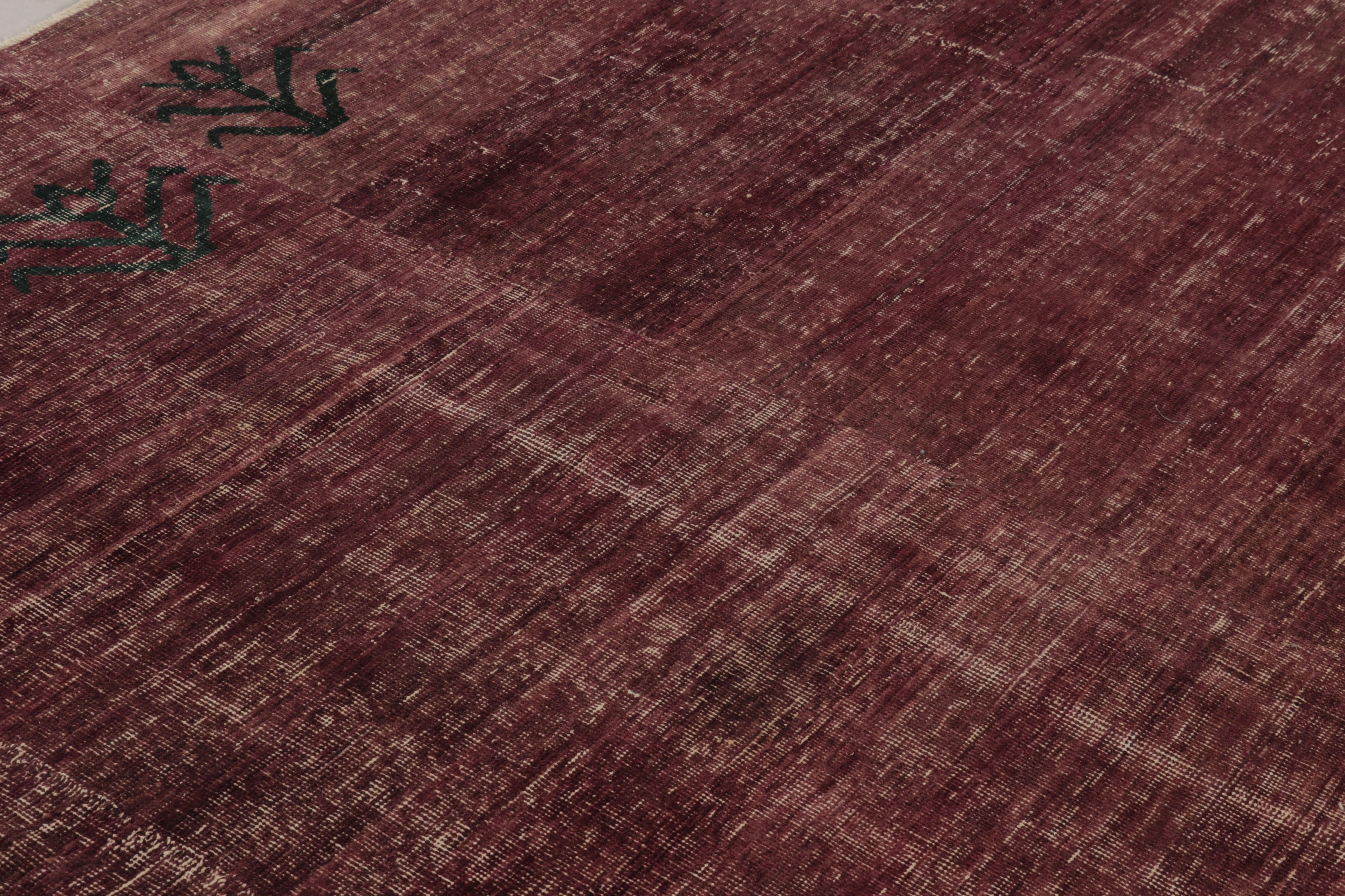 Noué à la main Tapis turc vintage vieilli en Bourgogne avec de fins motifs noirs - Rug & Kilim en vente