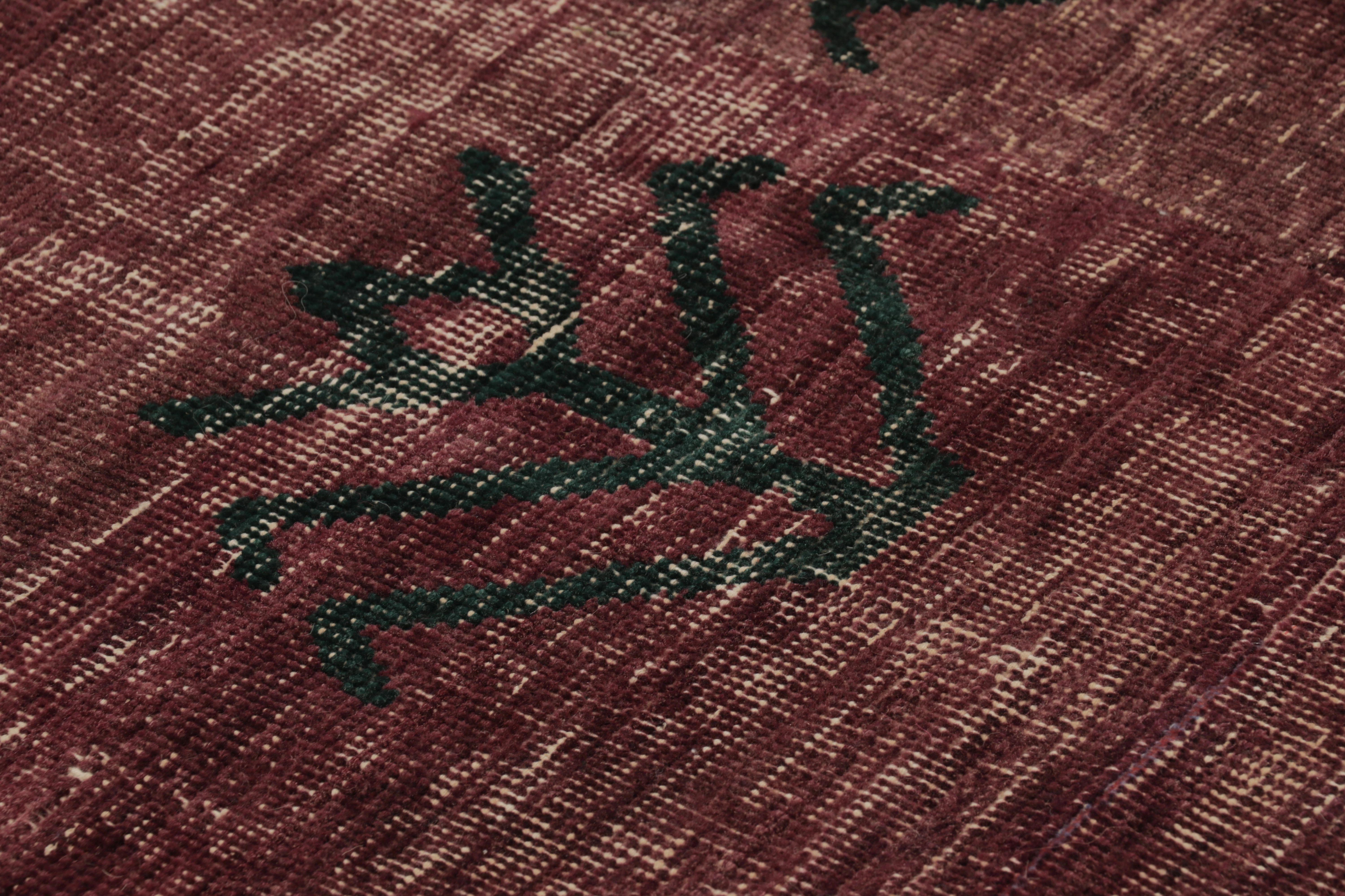 Tapis turc vintage vieilli en Bourgogne avec de fins motifs noirs - Rug & Kilim Bon état - En vente à Long Island City, NY