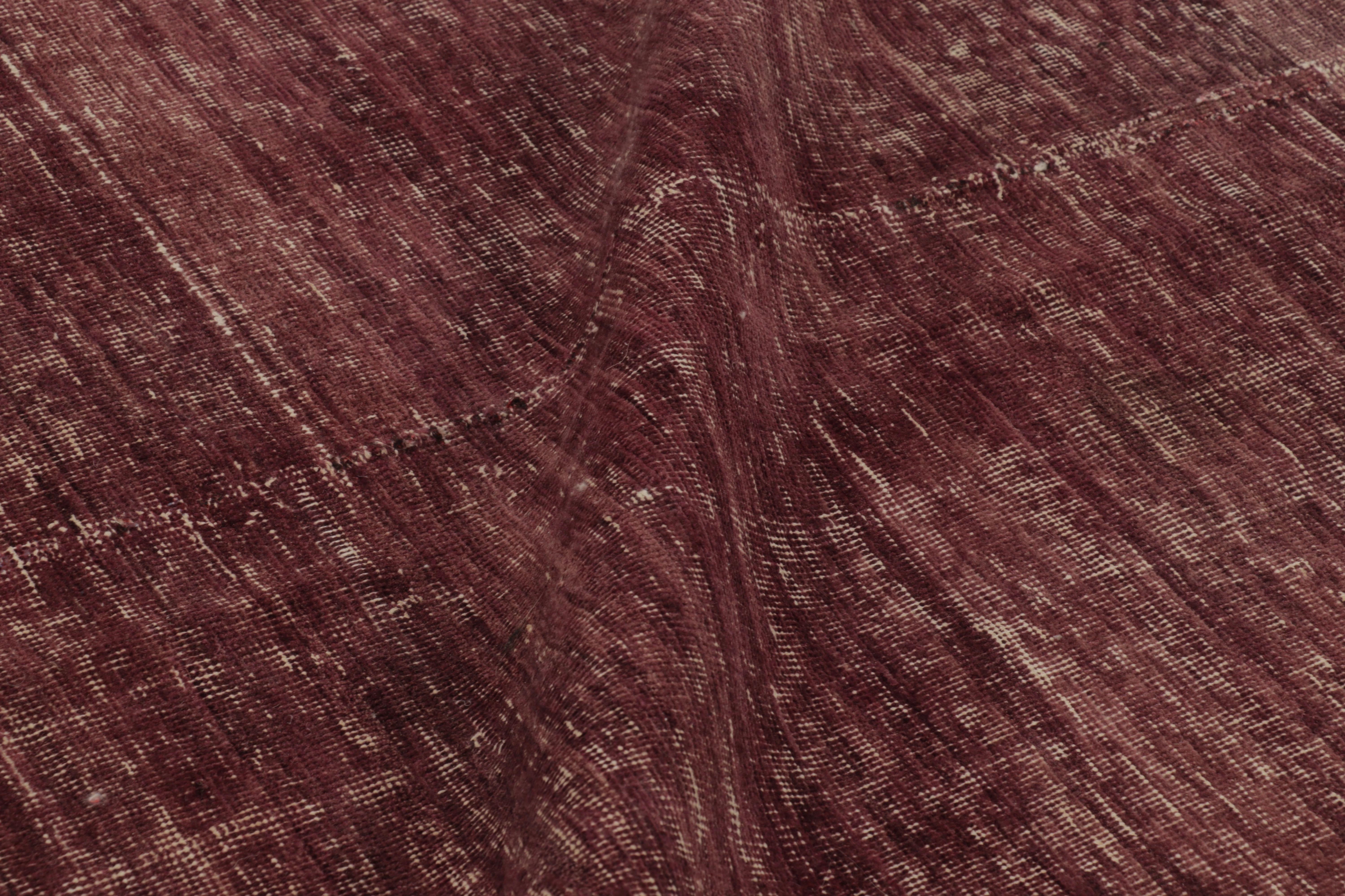 Milieu du XXe siècle Tapis turc vintage vieilli en Bourgogne avec de fins motifs noirs - Rug & Kilim en vente