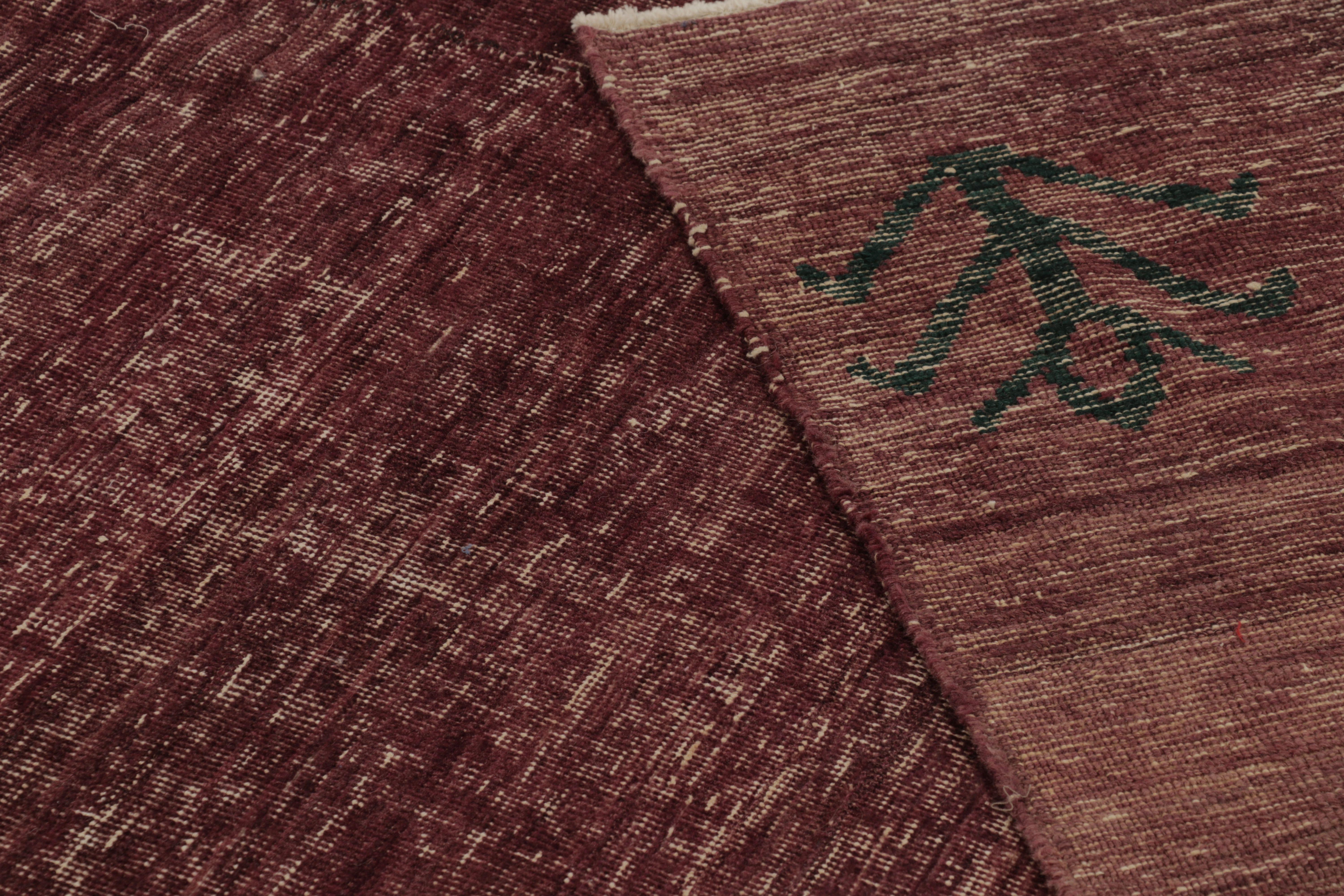 Laine Tapis turc vintage vieilli en Bourgogne avec de fins motifs noirs - Rug & Kilim en vente