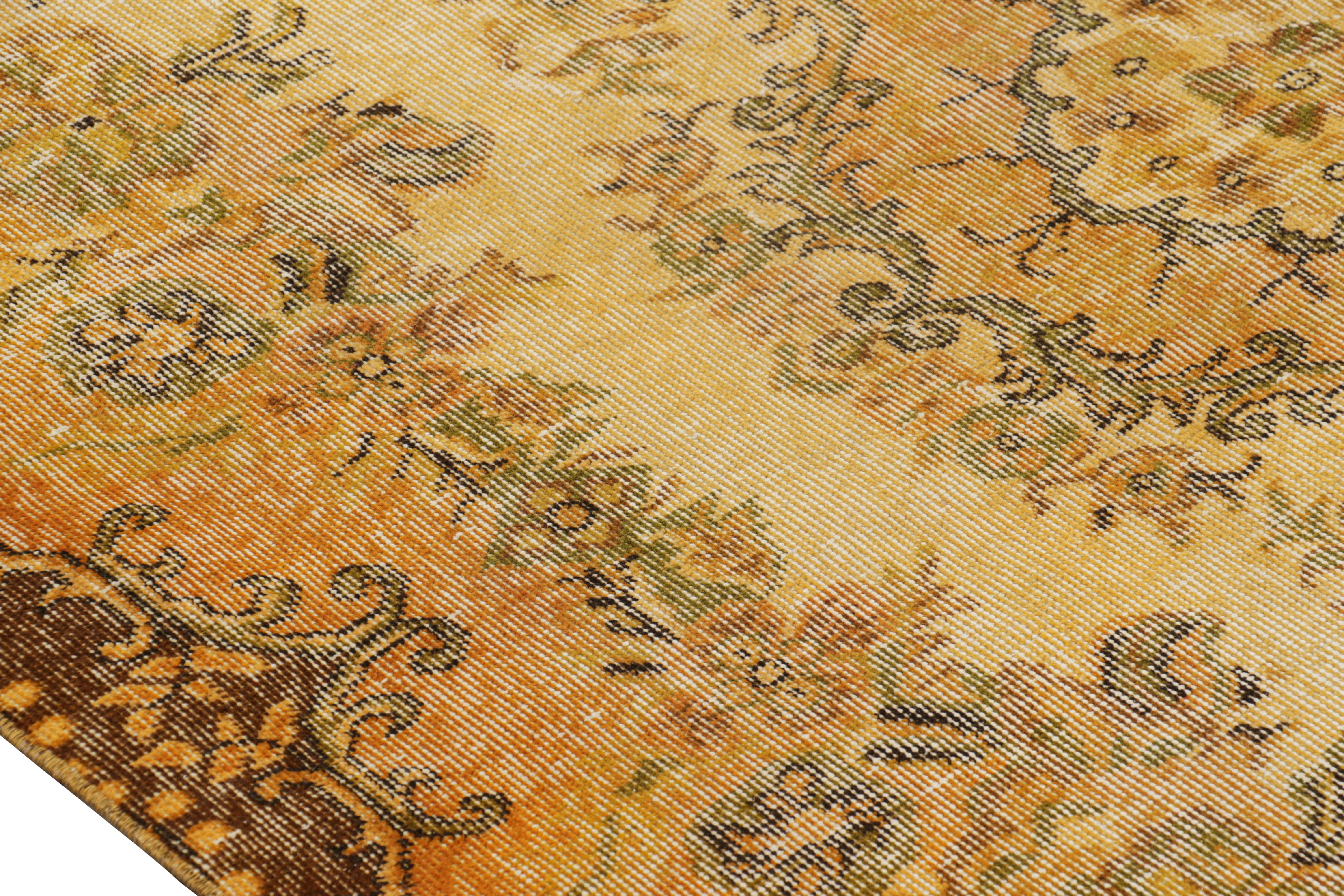 Turco Tappeto turco vintage con medaglione geometrico in oro da Rug & Kilim in vendita