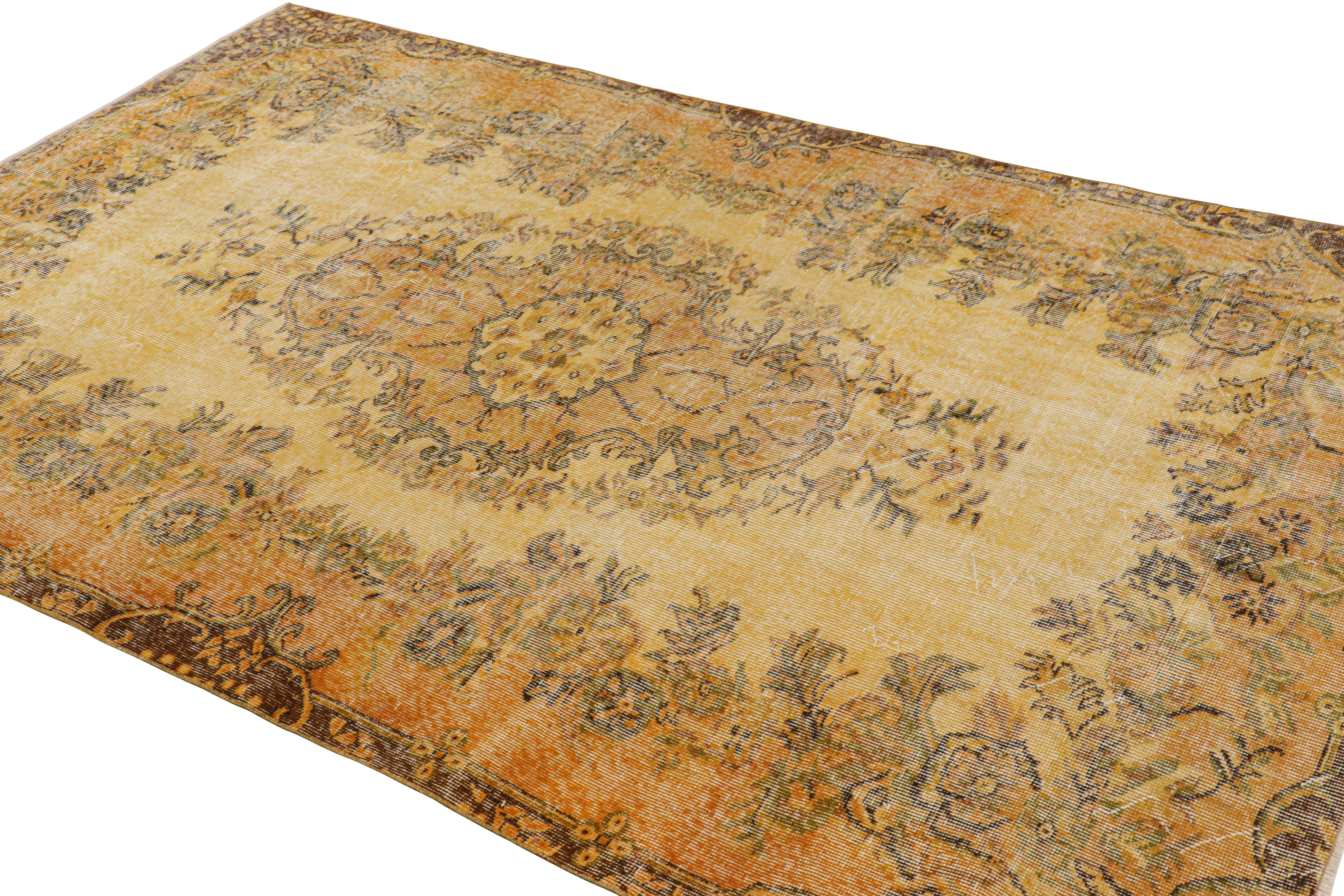 Annodato a mano Tappeto turco vintage con medaglione geometrico in oro da Rug & Kilim in vendita