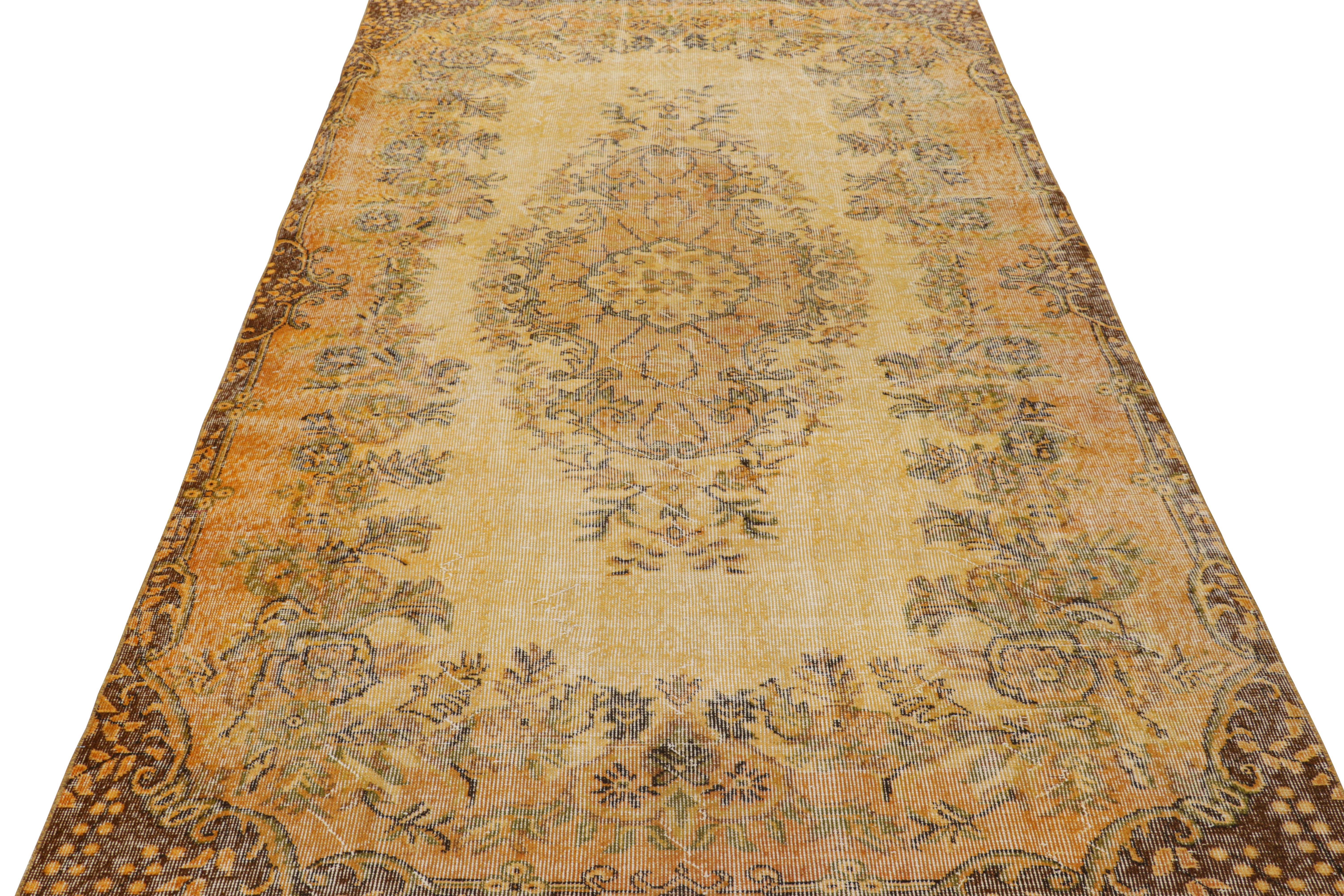 Tappeto turco vintage con medaglione geometrico in oro da Rug & Kilim In condizioni buone in vendita a Long Island City, NY