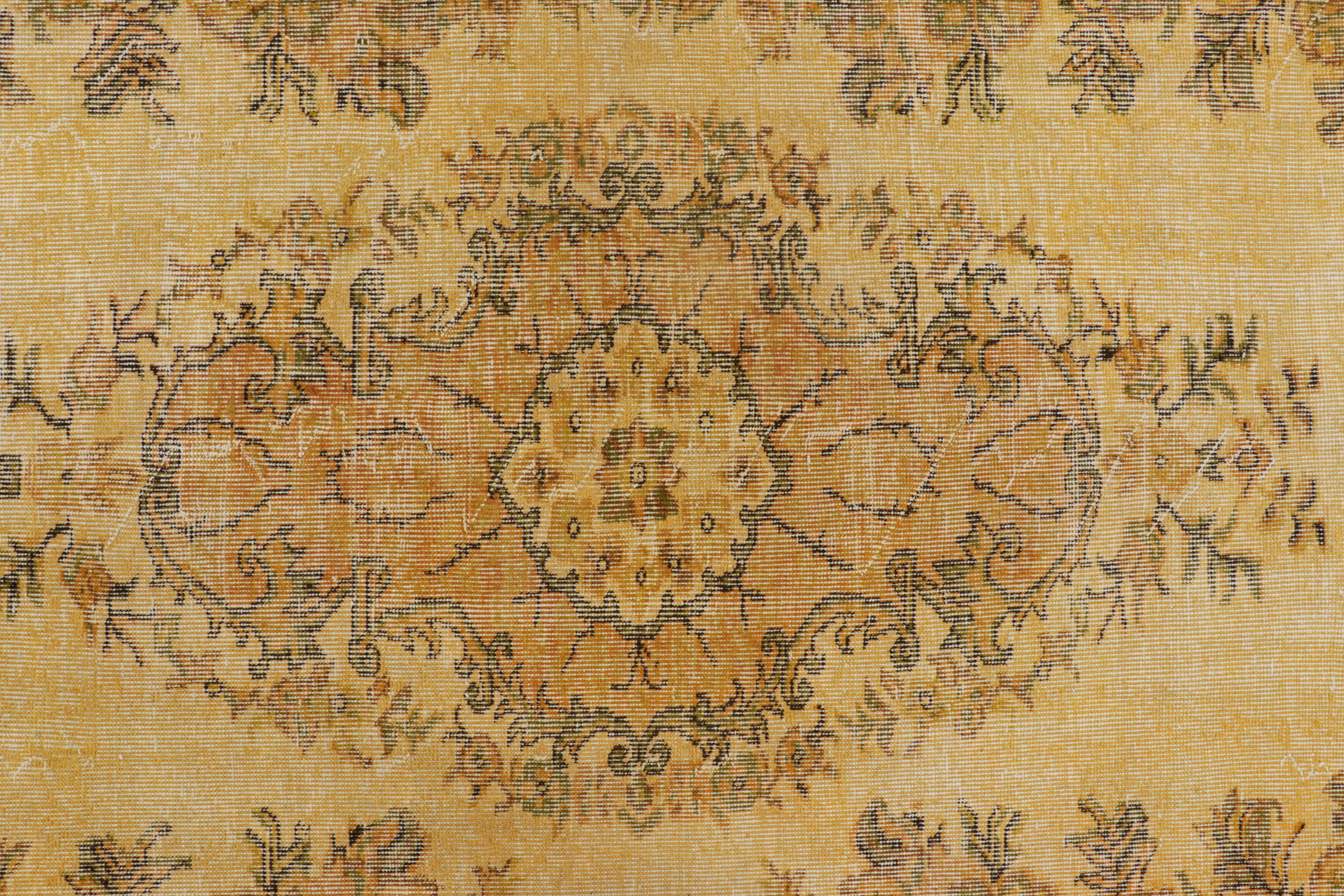 Metà XX secolo Tappeto turco vintage con medaglione geometrico in oro da Rug & Kilim in vendita