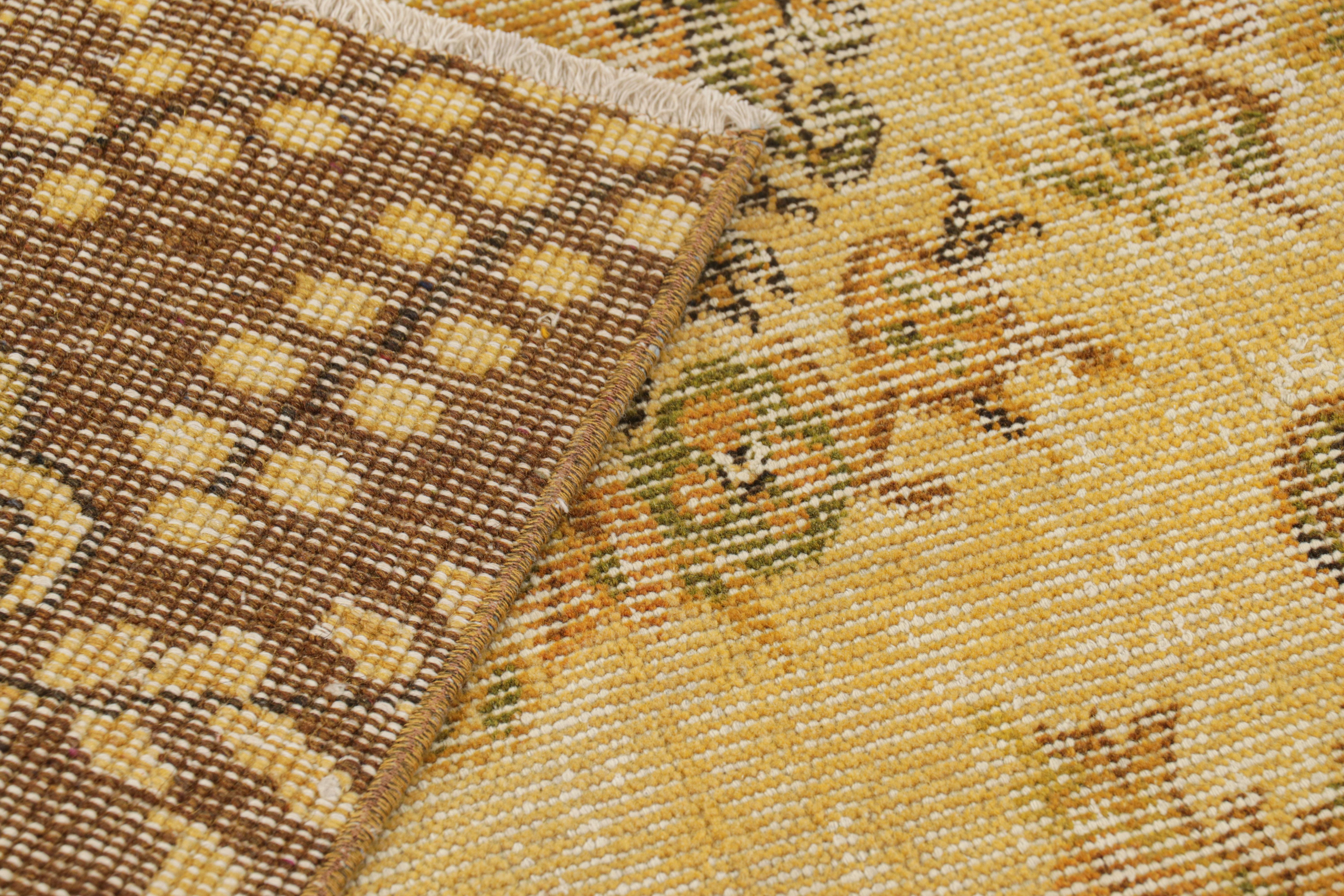 Tappeto turco vintage con medaglione geometrico in oro da Rug & Kilim in vendita 1