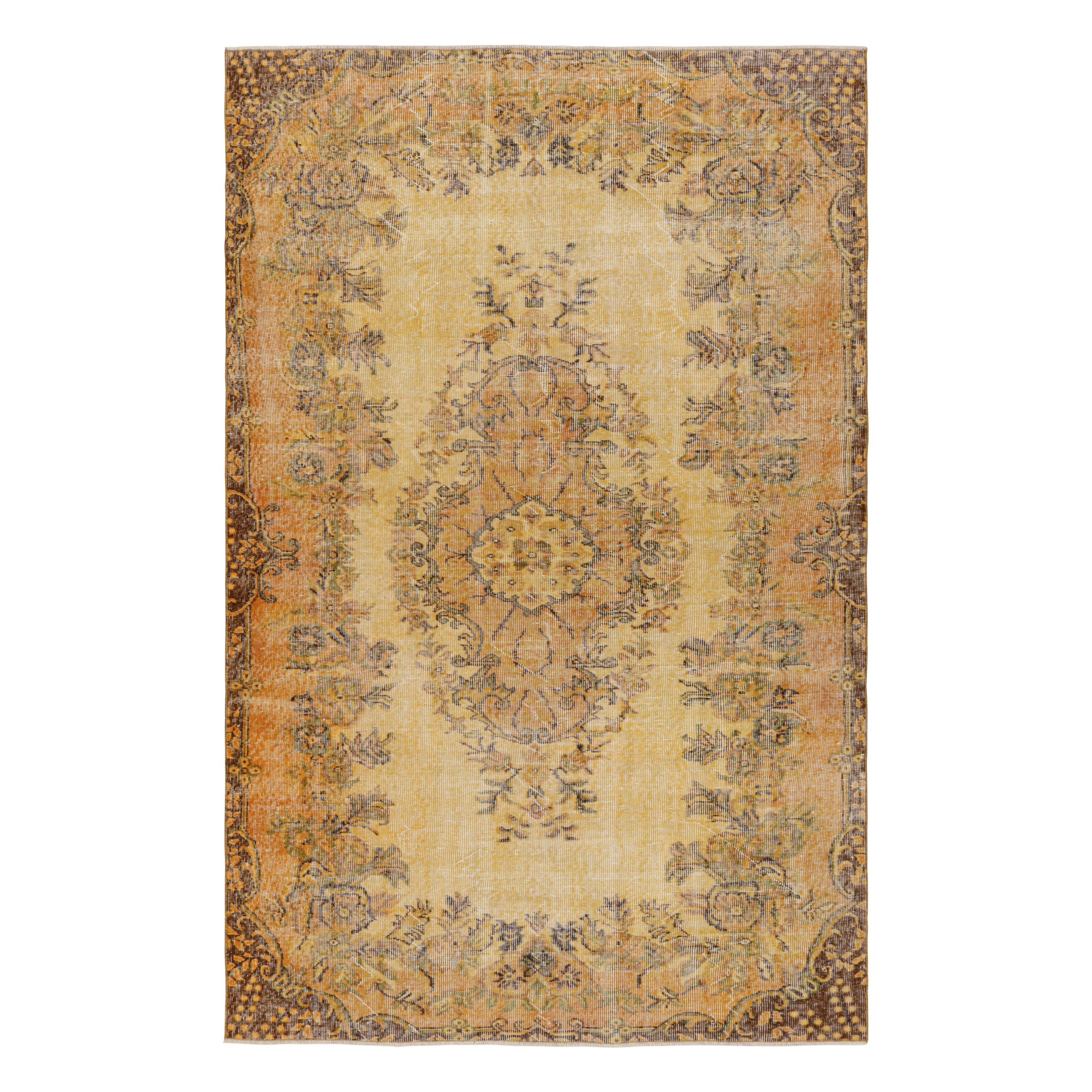 Türkischer Distressed-Teppich im Vintage-Stil aus Gold mit geometrischem Medaillon von Rug & Kilim, im Vintage-Stil