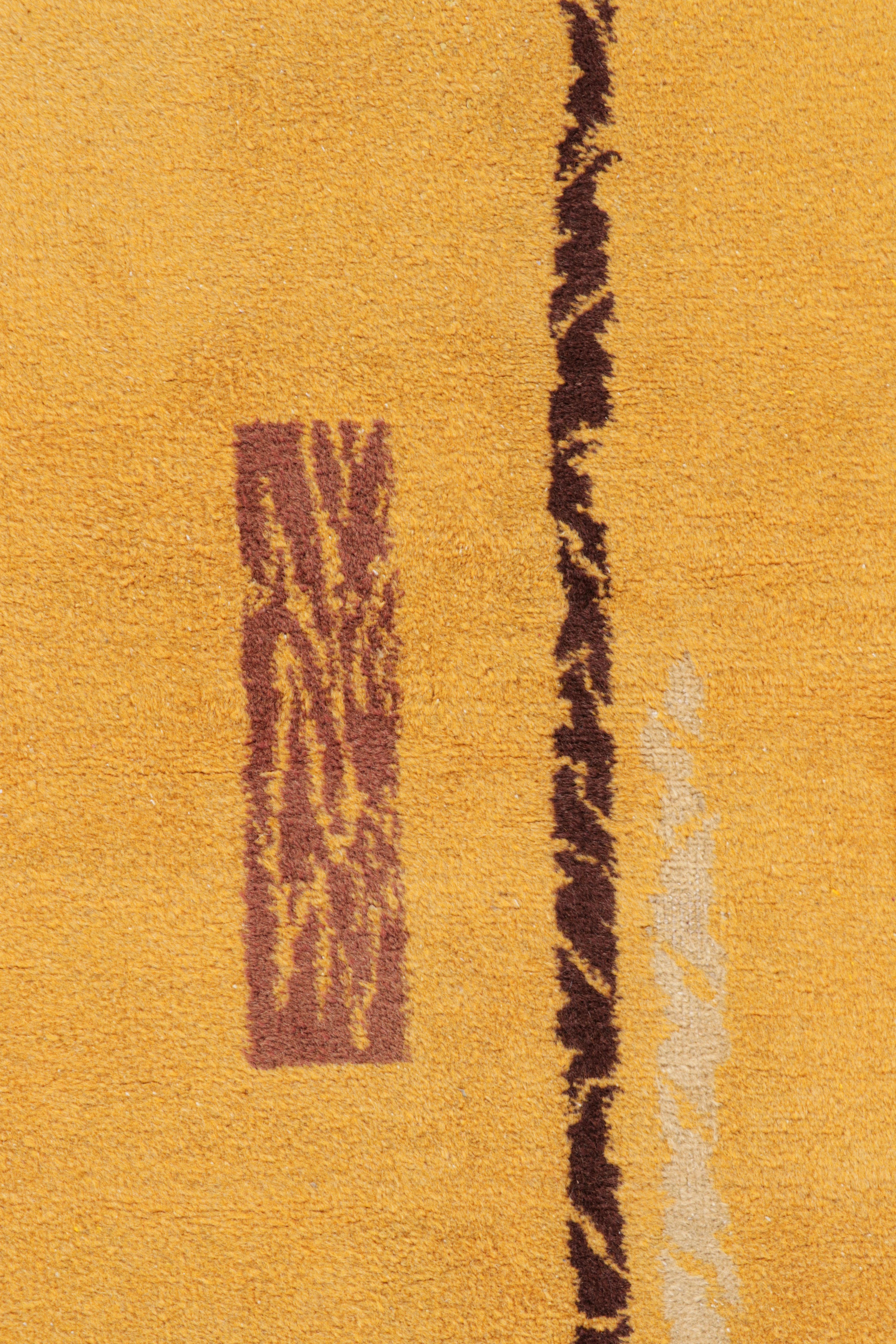 Türkischer Distressed-Teppich in Gold mit geometrischen Mustern, von Rug & Kilim (Handgeknüpft) im Angebot