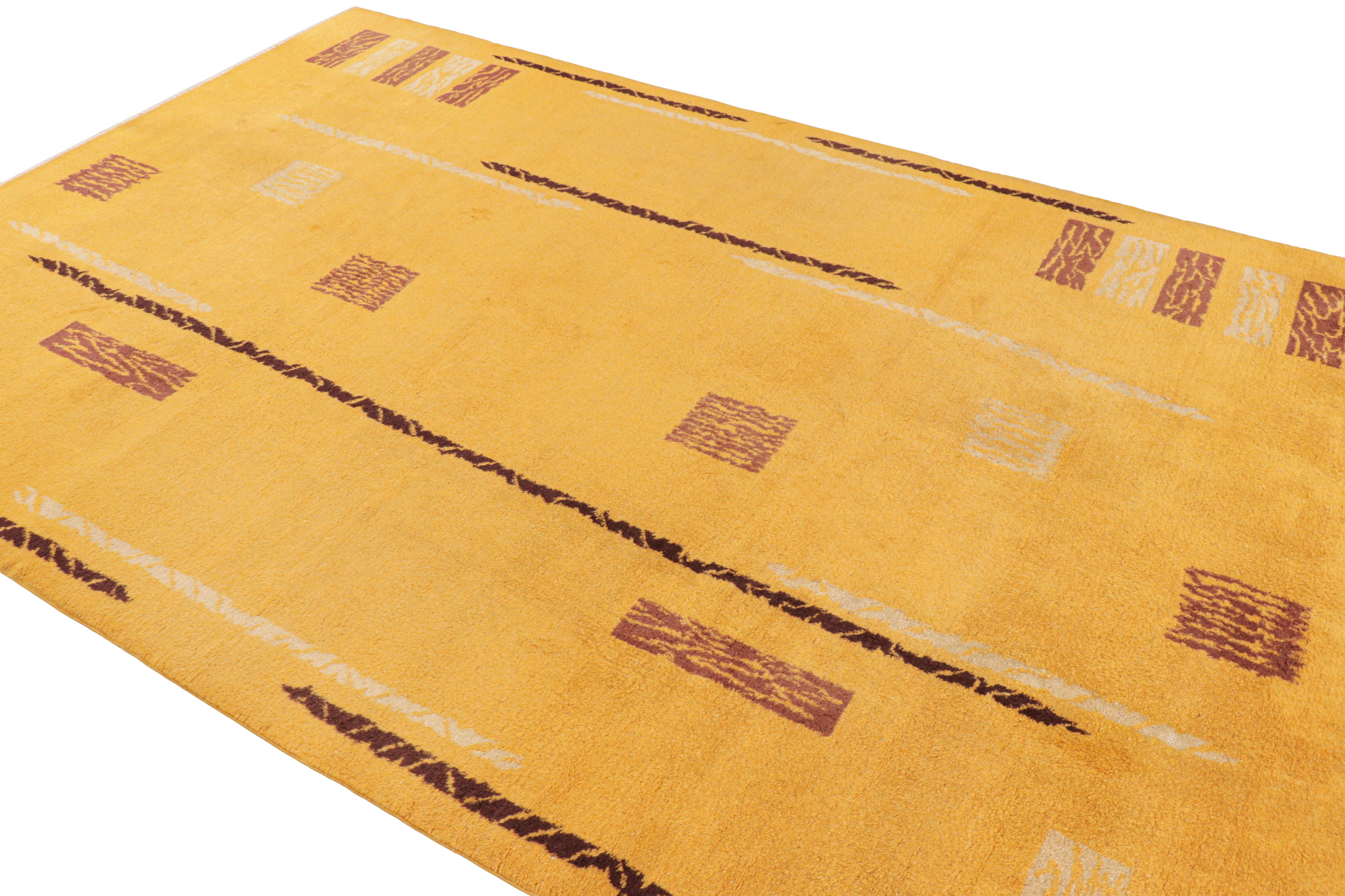 Türkischer Distressed-Teppich in Gold mit geometrischen Mustern, von Rug & Kilim im Zustand „Gut“ im Angebot in Long Island City, NY