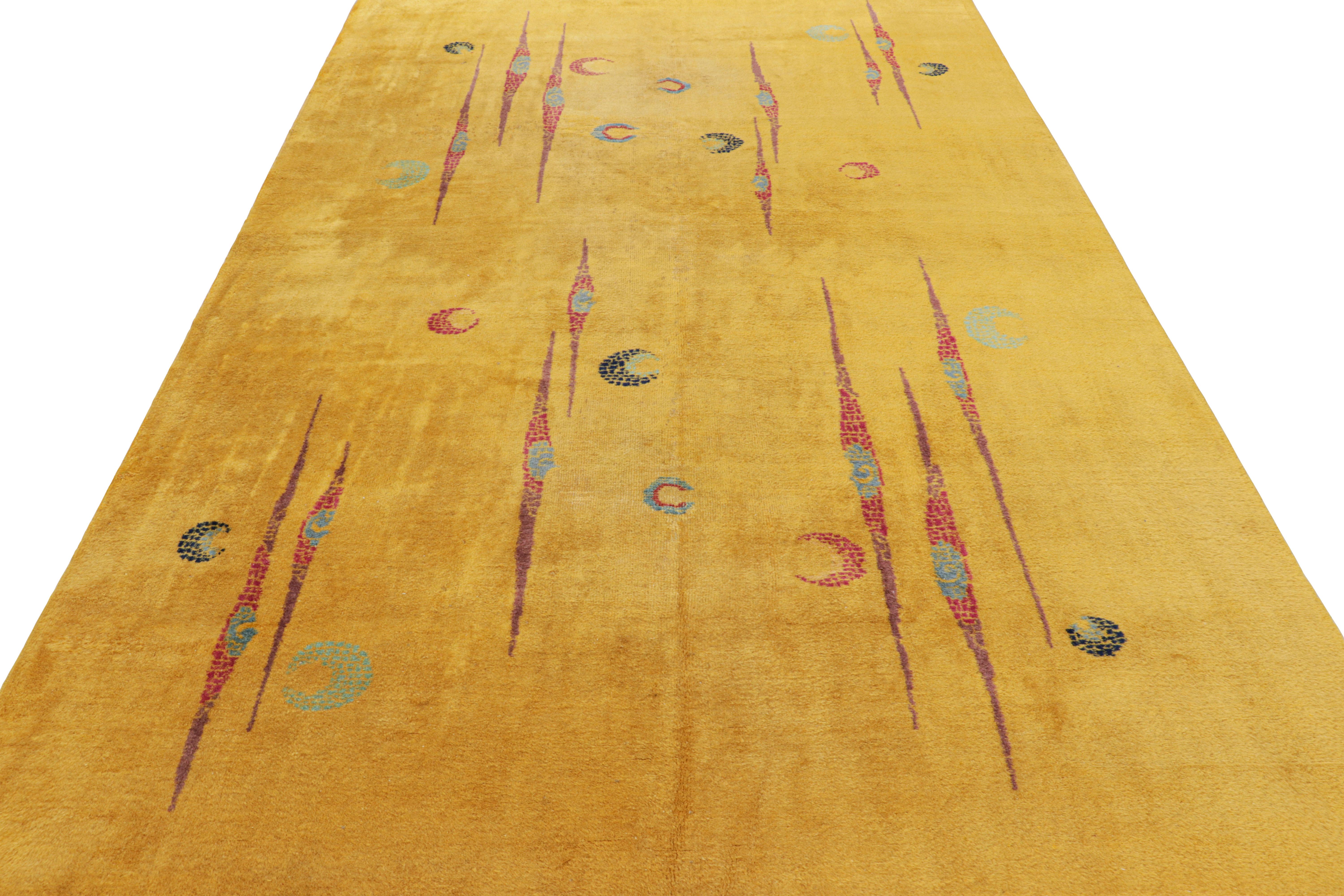 Vintage Zeki Müren Rug in Gold with Geometric Patterns  Rug & Kilim im Zustand „Gut“ im Angebot in Long Island City, NY