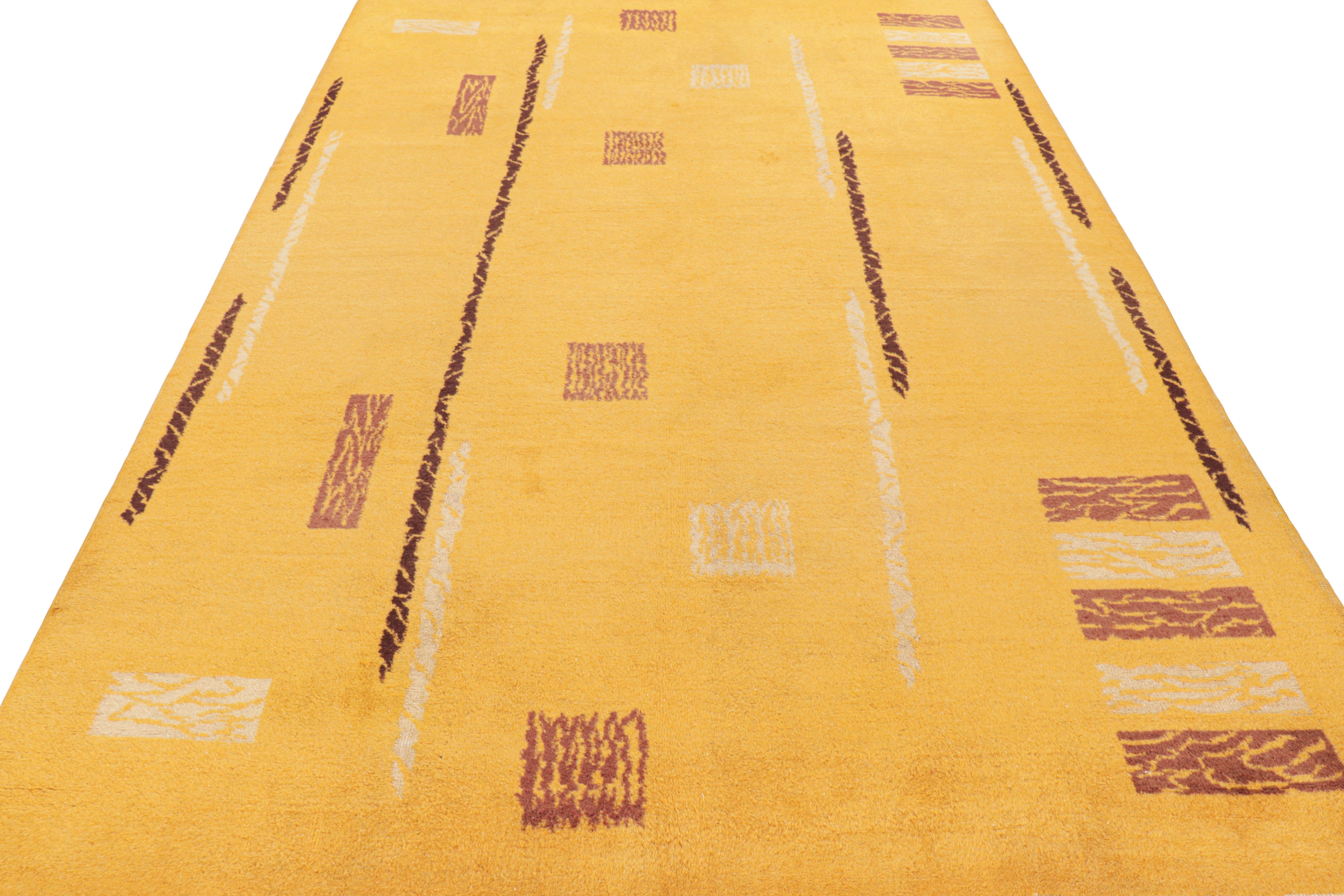 Türkischer Distressed-Teppich in Gold mit geometrischen Mustern, von Rug & Kilim (Mitte des 20. Jahrhunderts) im Angebot