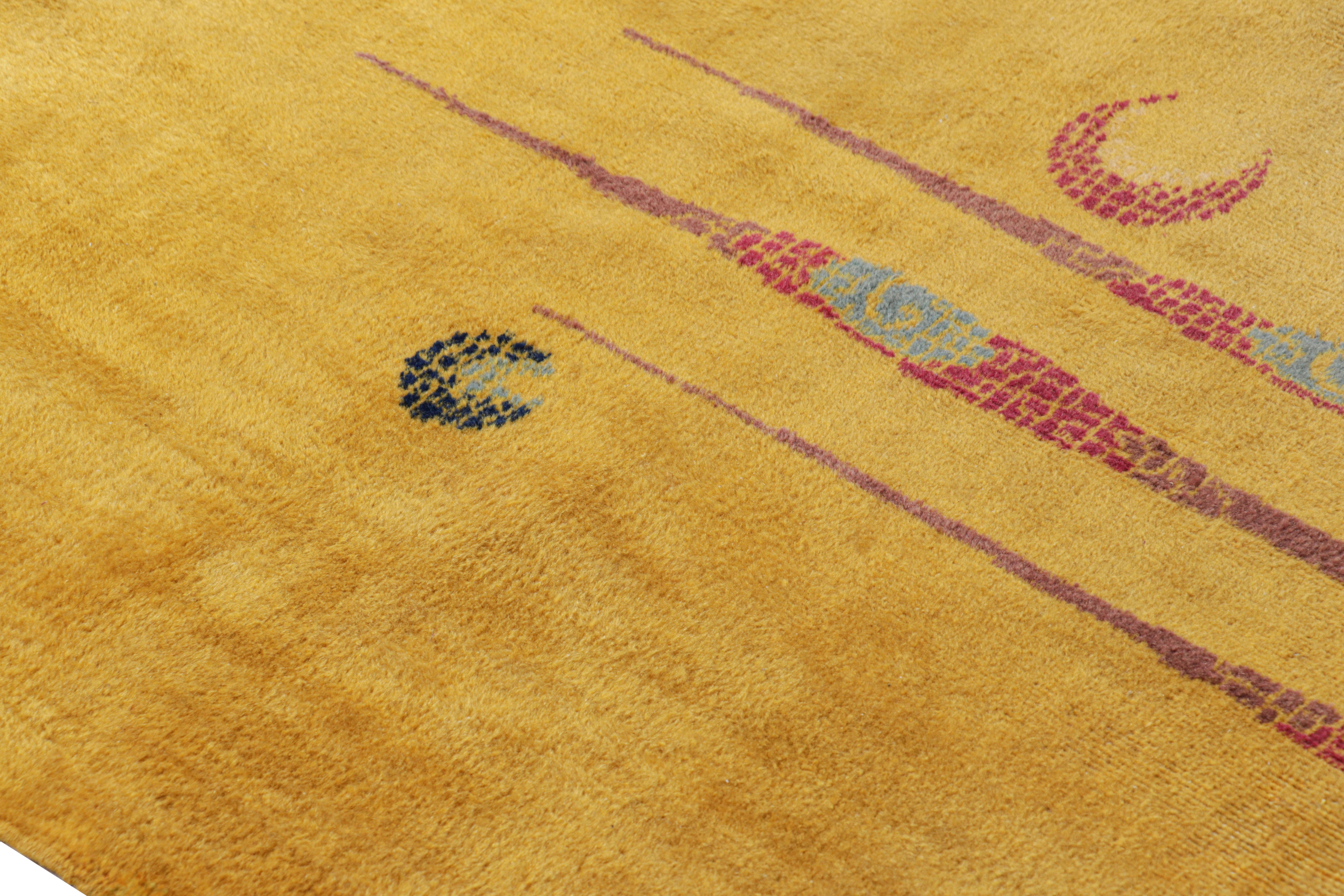 Vintage Zeki Müren Rug in Gold with Geometric Patterns  Rug & Kilim (Mitte des 20. Jahrhunderts) im Angebot