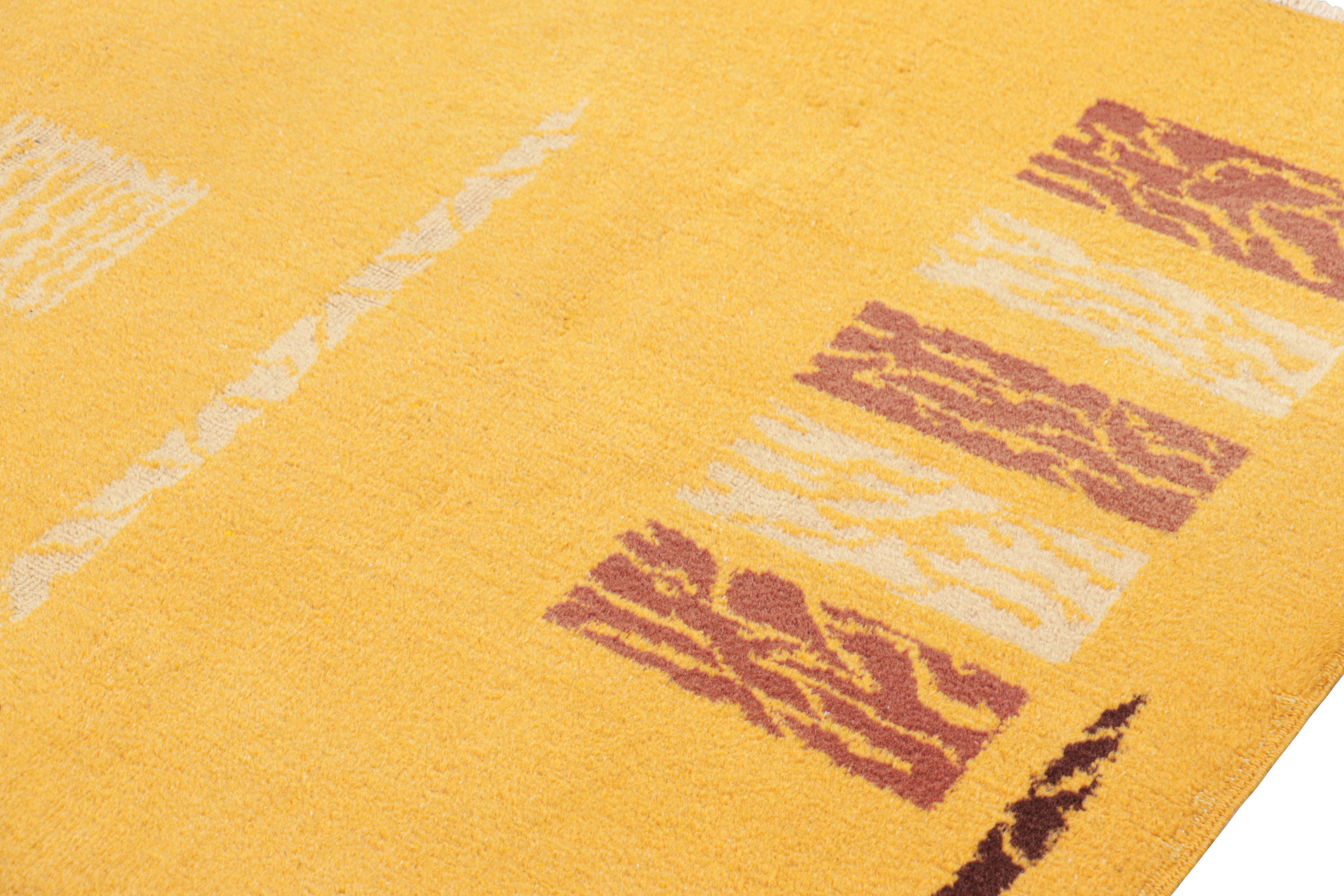 Türkischer Distressed-Teppich in Gold mit geometrischen Mustern, von Rug & Kilim (Wolle) im Angebot