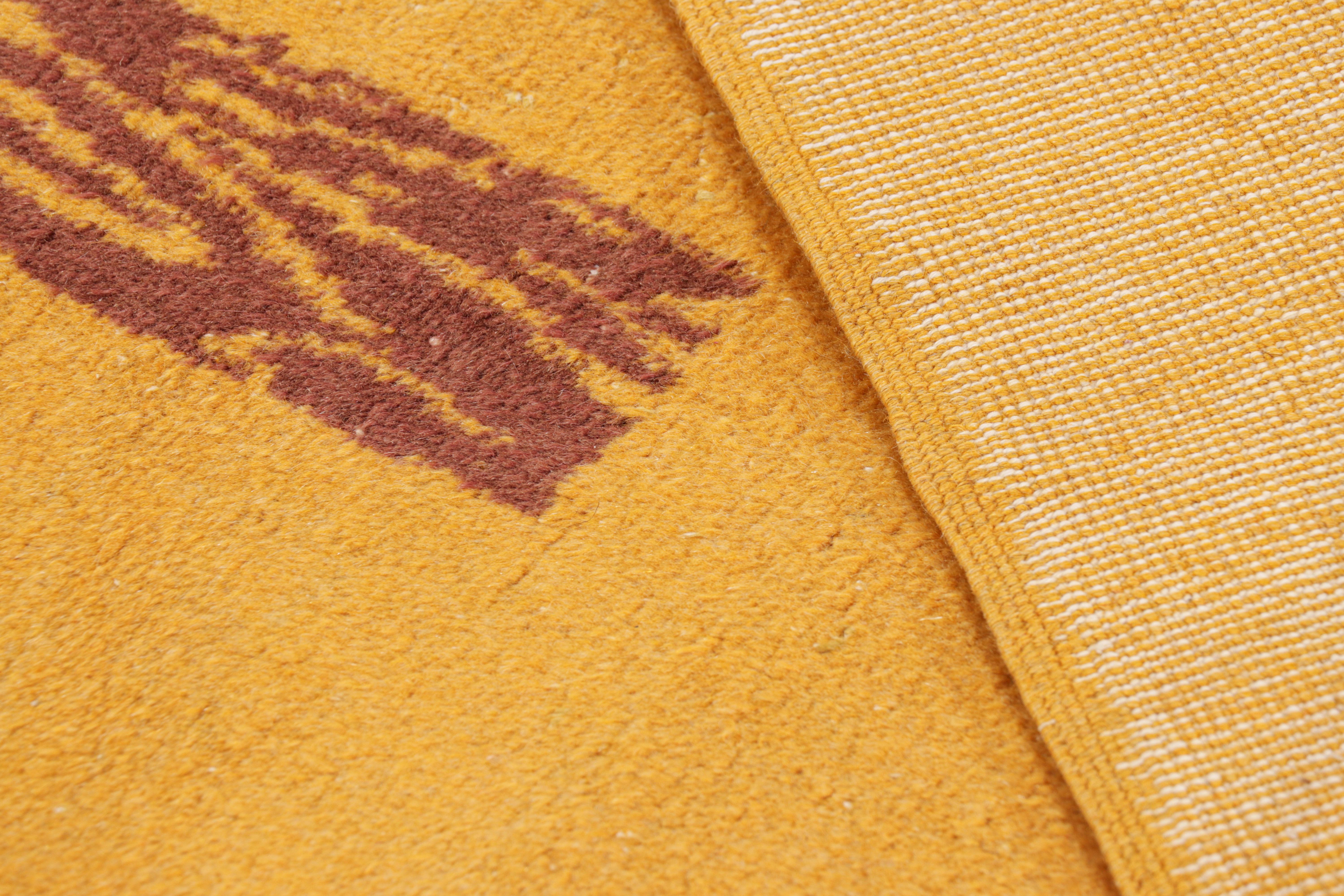 Türkischer Distressed-Teppich in Gold mit geometrischen Mustern, von Rug & Kilim im Angebot 1