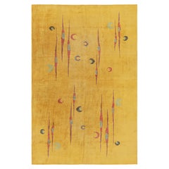 Tappeto vintage Zeki Müren in oro con motivi geometrici  Rug & Kilim