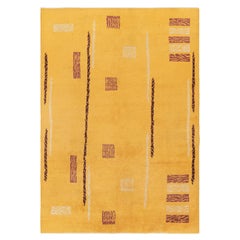 Türkischer Distressed-Teppich in Gold mit geometrischen Mustern, von Rug & Kilim