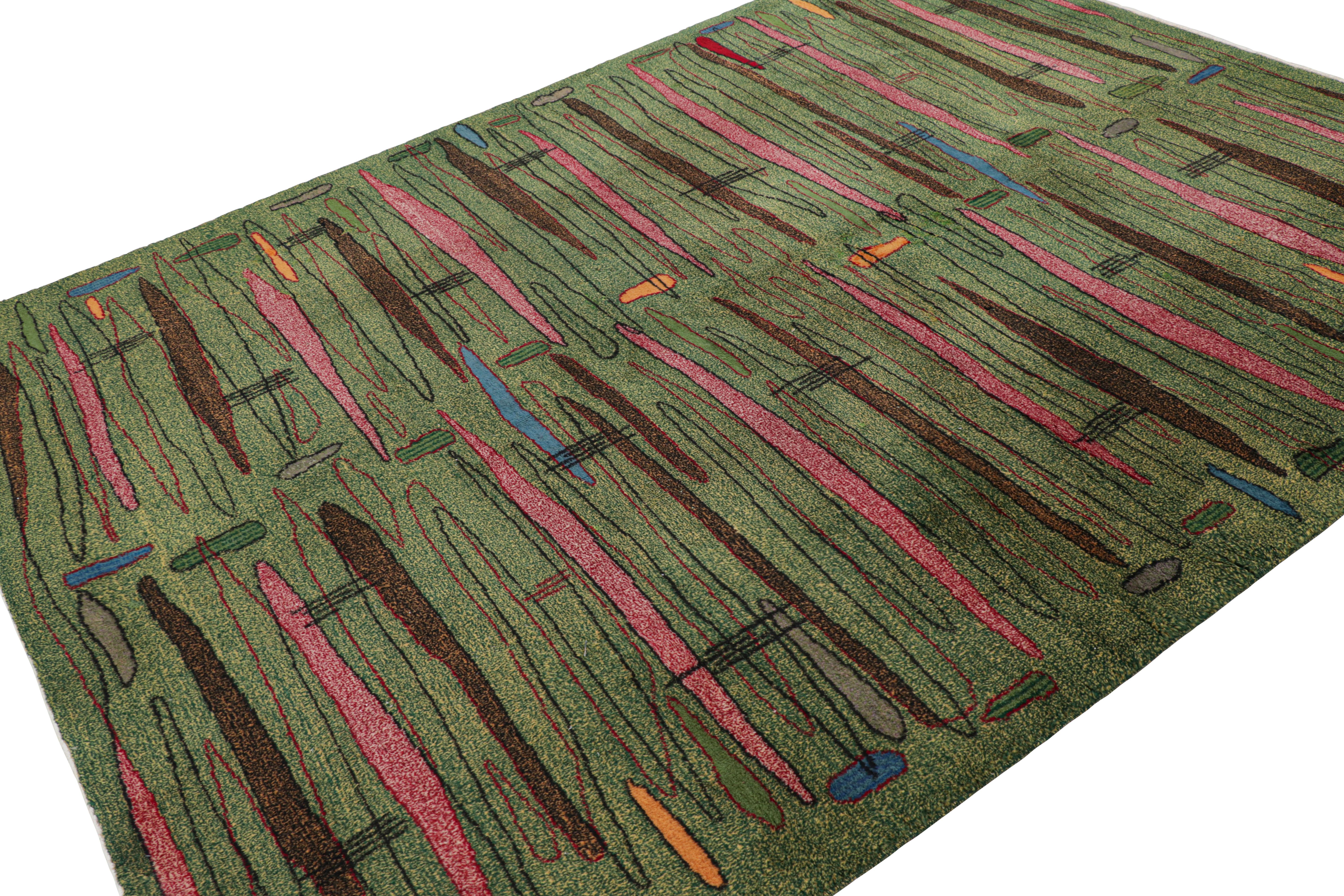 Türkischer Distressed-Teppich in Grün mit geometrischen Mustern von Rug & Kilim im Zustand „Gut“ im Angebot in Long Island City, NY