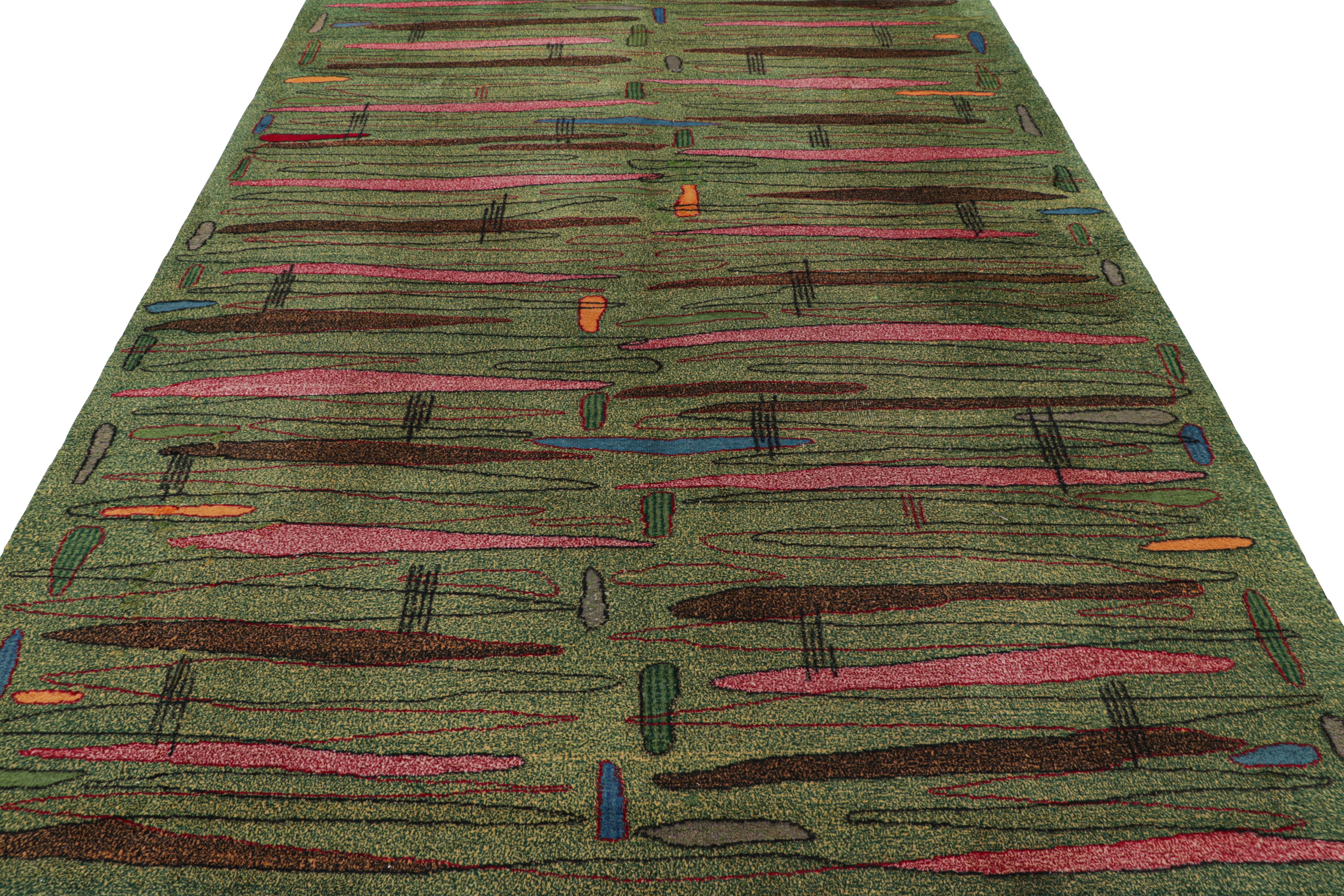 Türkischer Distressed-Teppich in Grün mit geometrischen Mustern von Rug & Kilim (Mitte des 20. Jahrhunderts) im Angebot