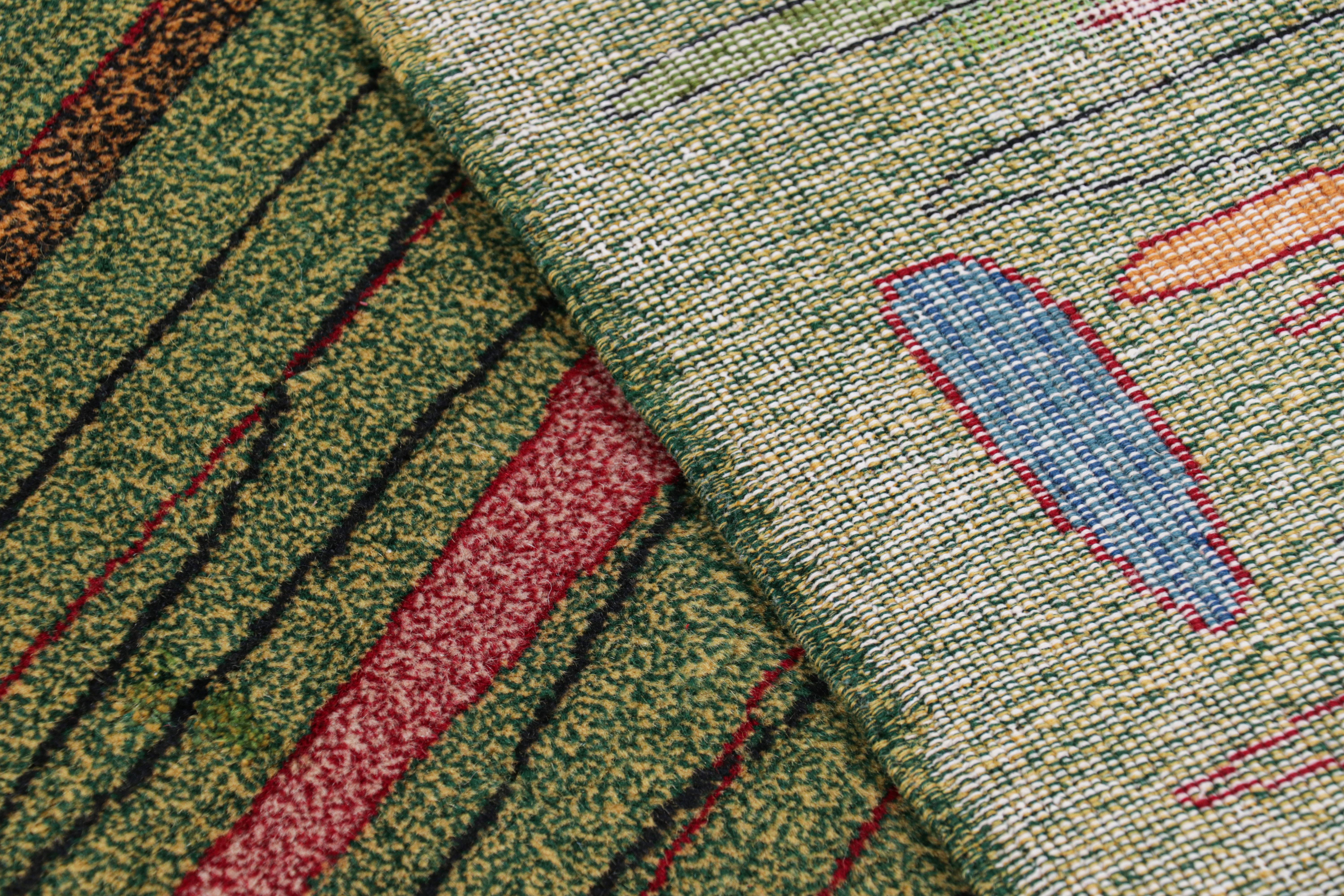 Türkischer Distressed-Teppich in Grün mit geometrischen Mustern von Rug & Kilim im Angebot 1