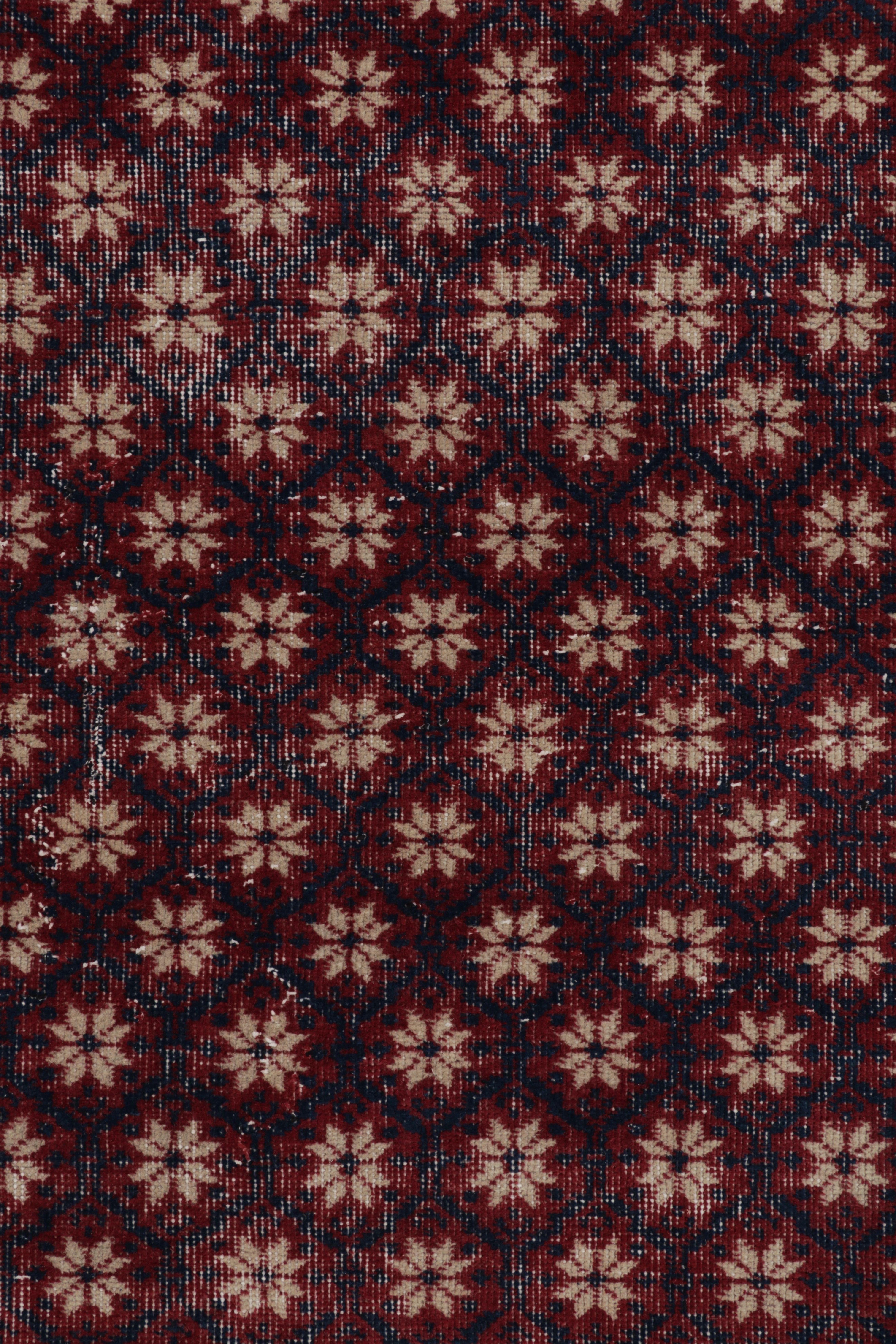 Realizzato in lana annodata a mano e risalente al 1960-1970 circa, questo tappeto vintage 7x11 è un nuovo entusiasmante pezzo della collezione di tappeti turchi di metà secolo di Rug & Kilim. 

Sul design:


Gli amanti dell'artigianato ammireranno